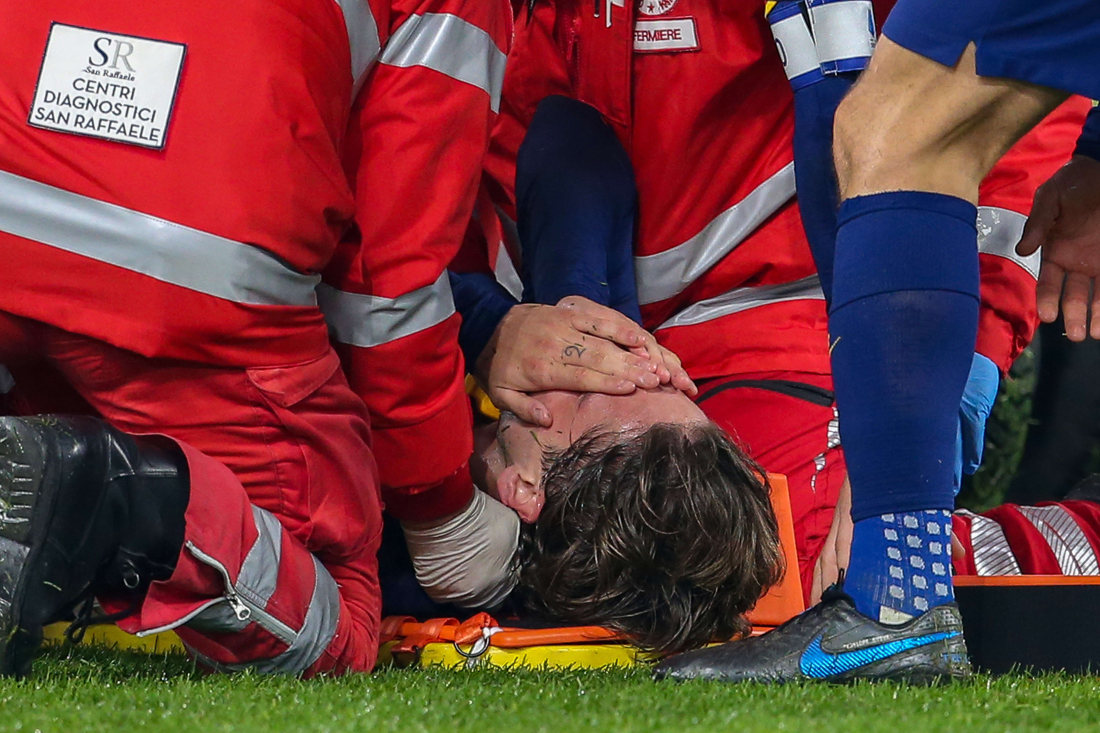 ניקולו זאניולו שחקן רומא בוכה לאחר שנפצע