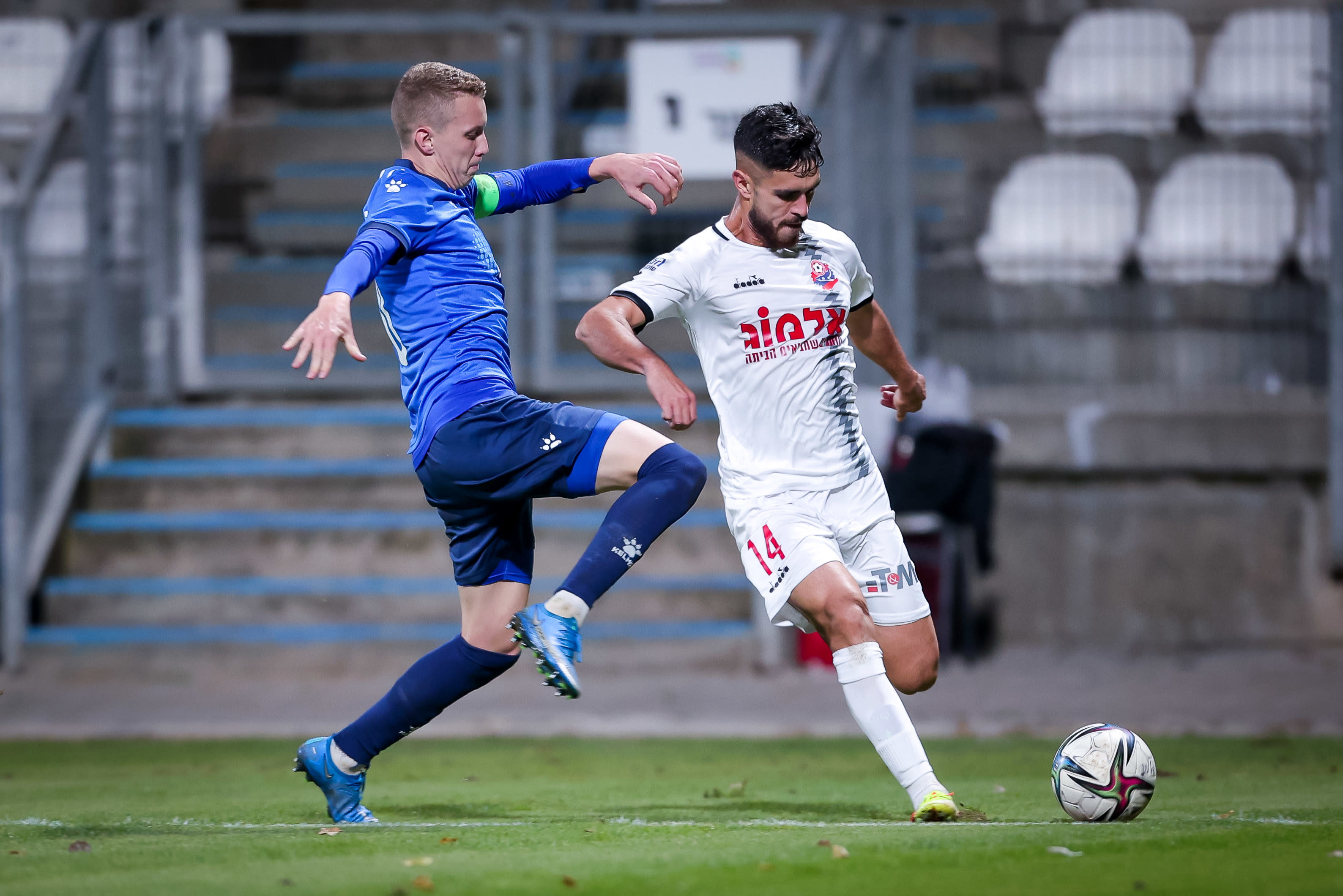 דודי טויטו שחקן הפועל חיפה מול סמואל בראון שחקן עירוני קרית שמונה