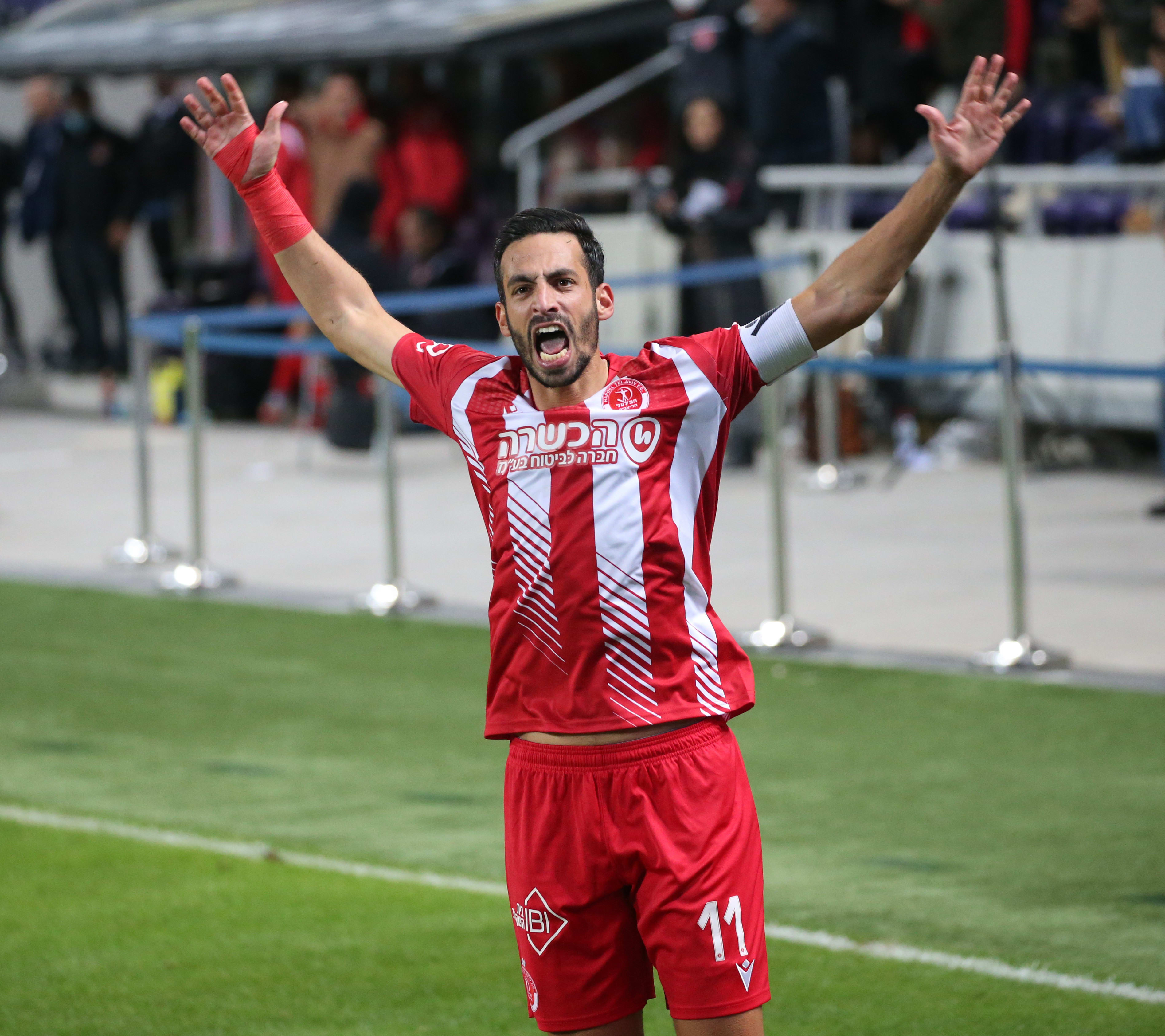 דן איינבינדר שחקן הפועל תל אביב חוגג שער