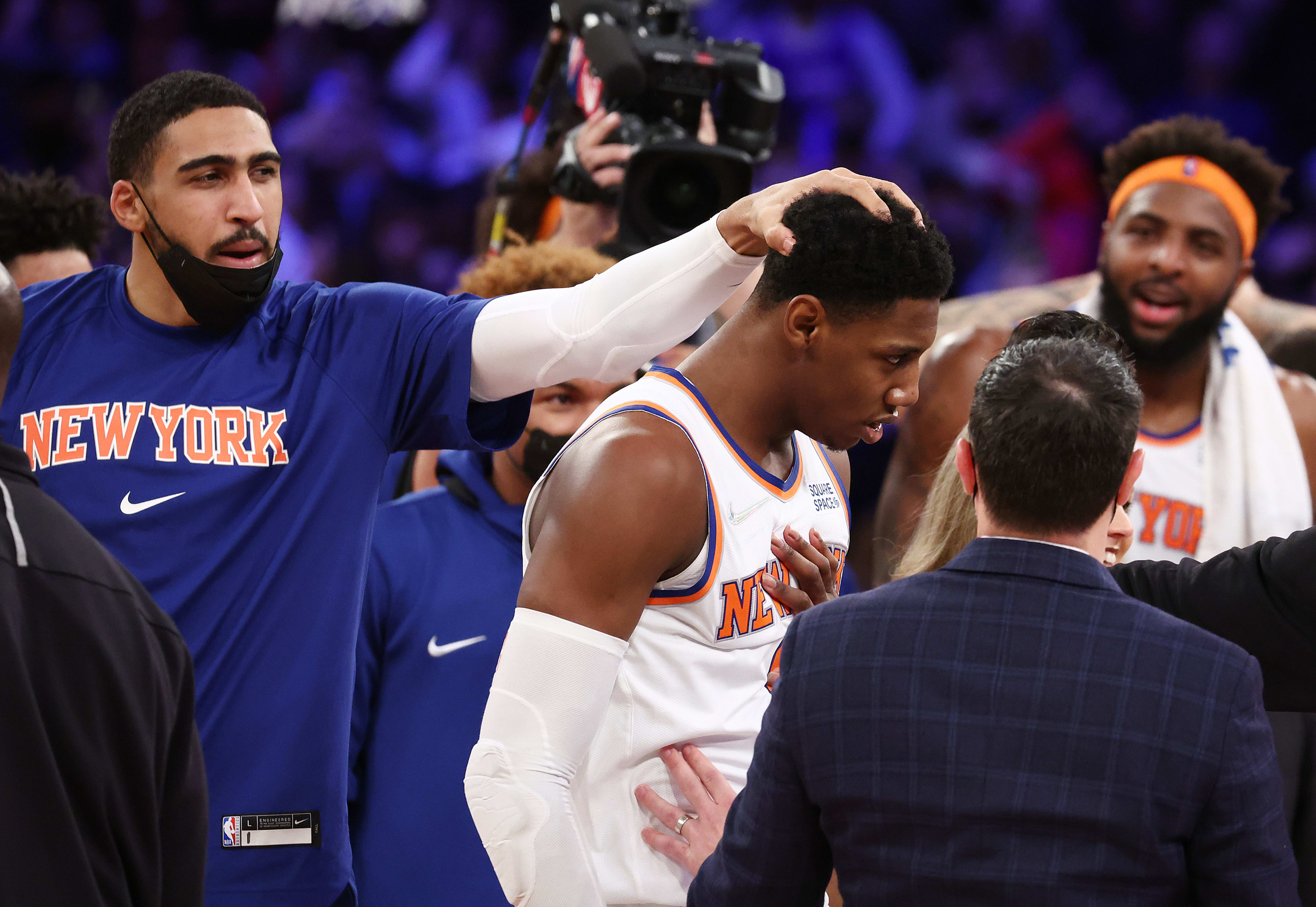 שחקן ניו יורק ניקס אר ג'יי בארט אחרי שקלע שלשת ניצחון