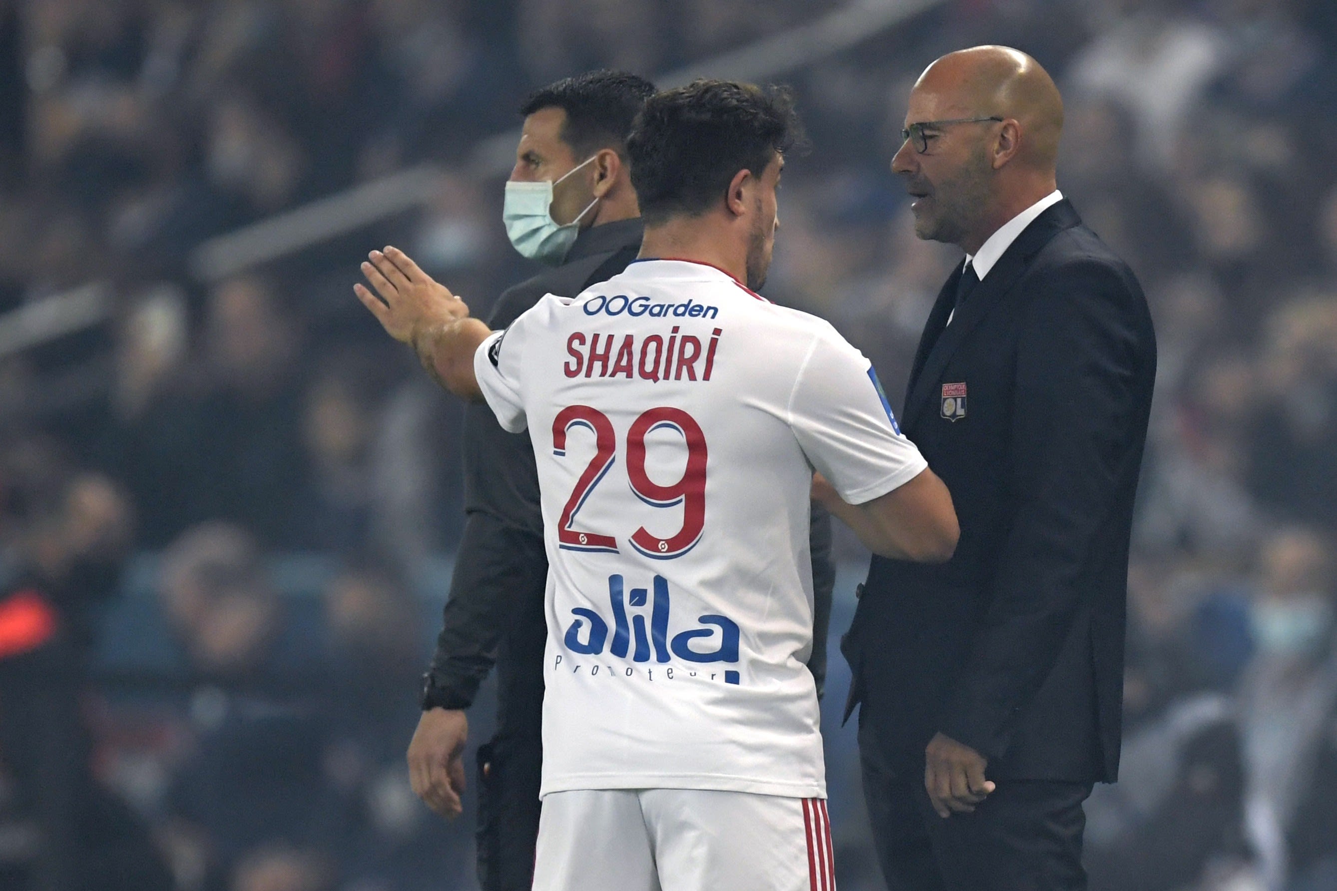 פטר בוס מאמן ליון עם ג'רדאן שאקירי