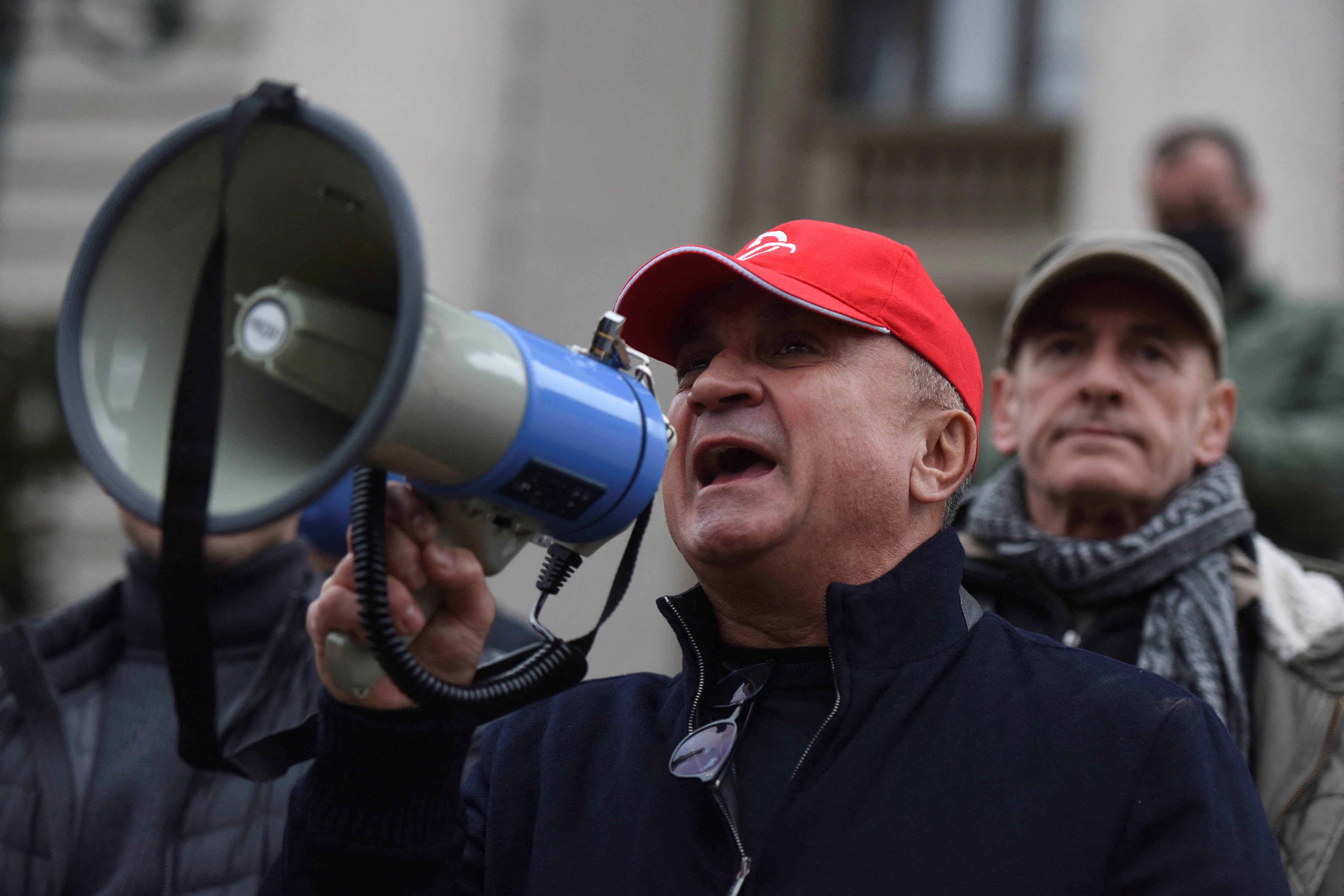 סרג'אן דג'וקוביץ', אביו של נובאק דג'וקוביץ', במחאה על ההתנהגות נגד בנו
