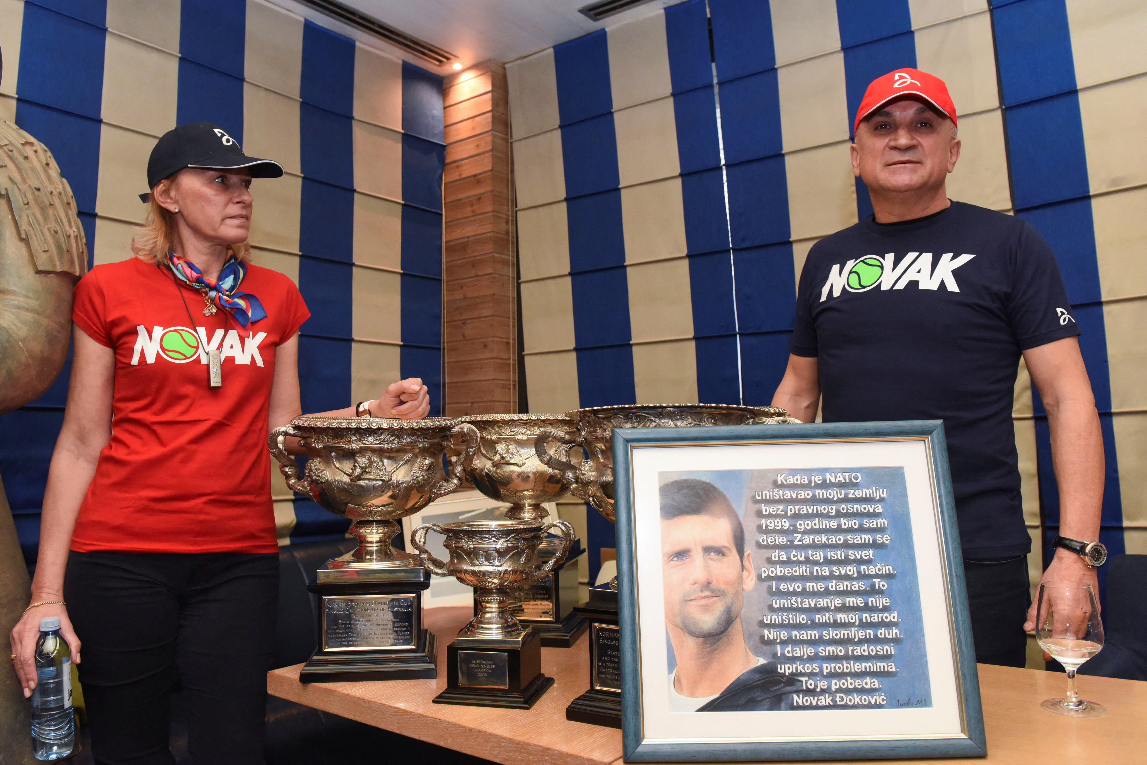 סרג'אן דג'וקוביץ', דיאנה דג'וקוביץ', הוריו של נובאק דג'וקוביץ', במחאה על ההתנהגות נגד בנם