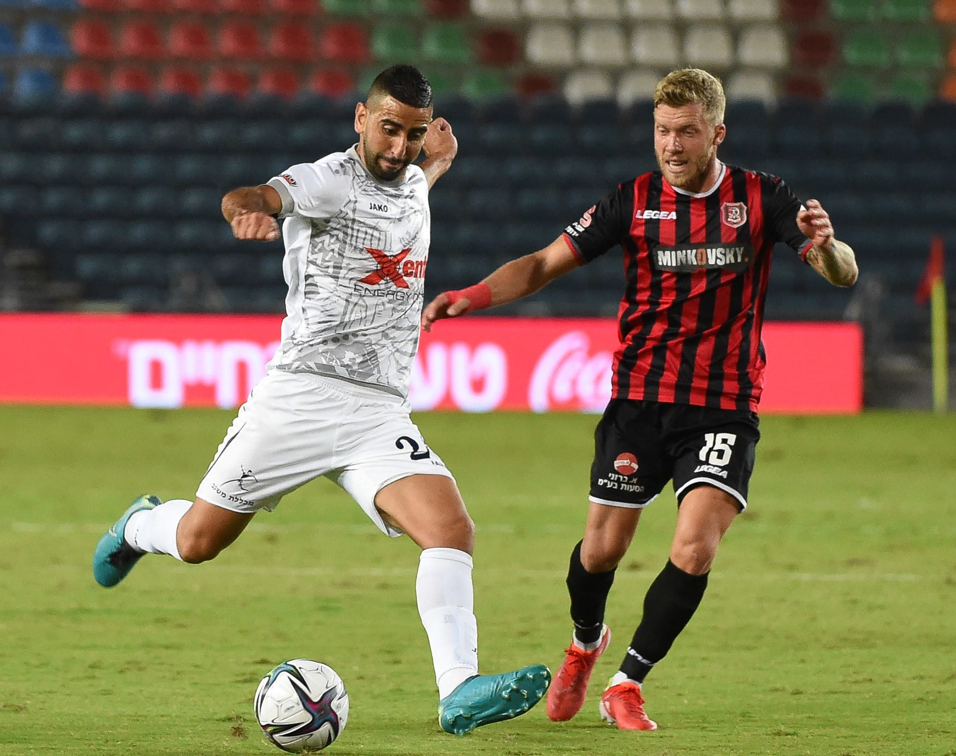 שחקן בני סכנין מרואן קבהה מול שחקן הפועל ירושלים רוסלן ברסקי