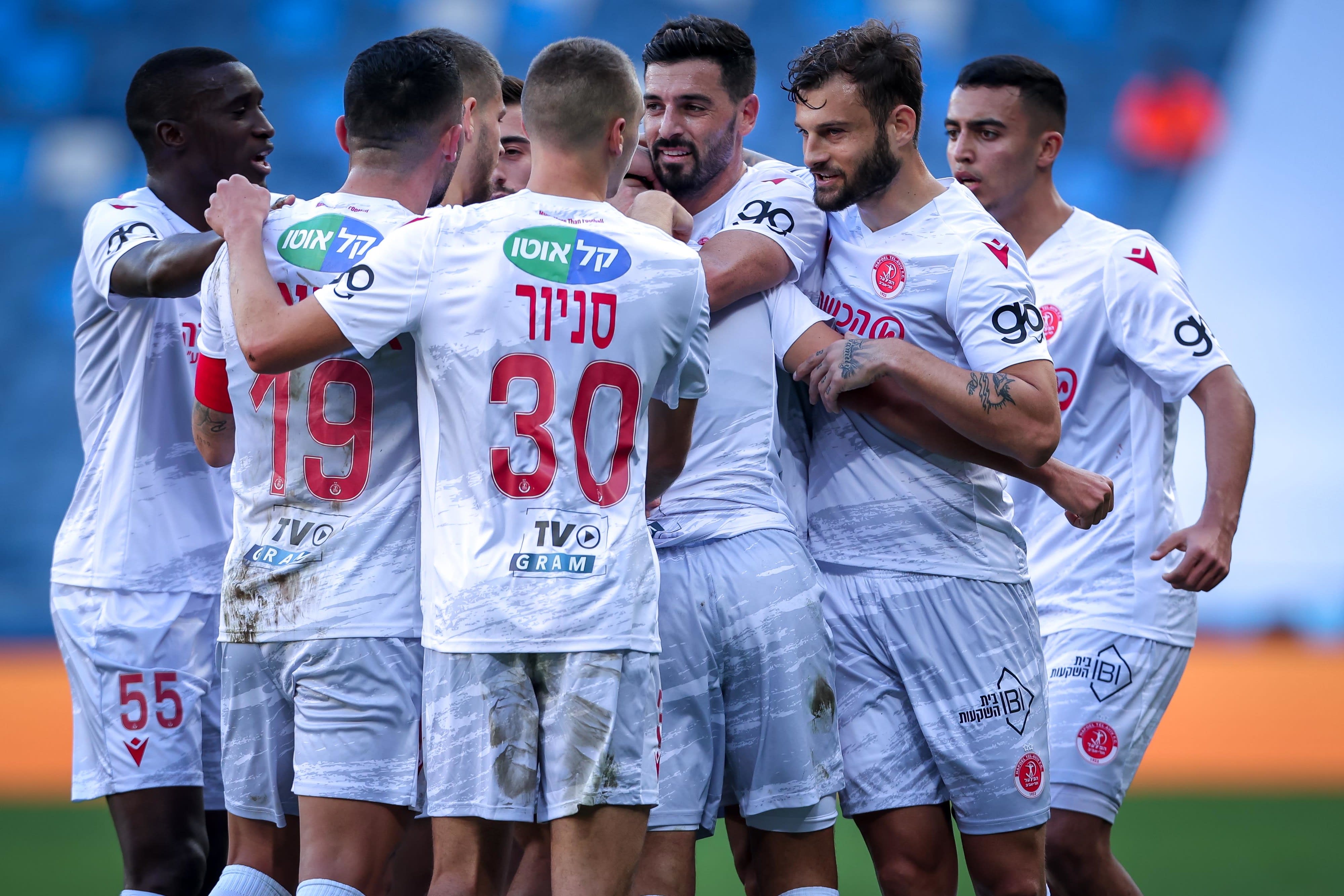 שחקני הפועל תל אביב חוגגים