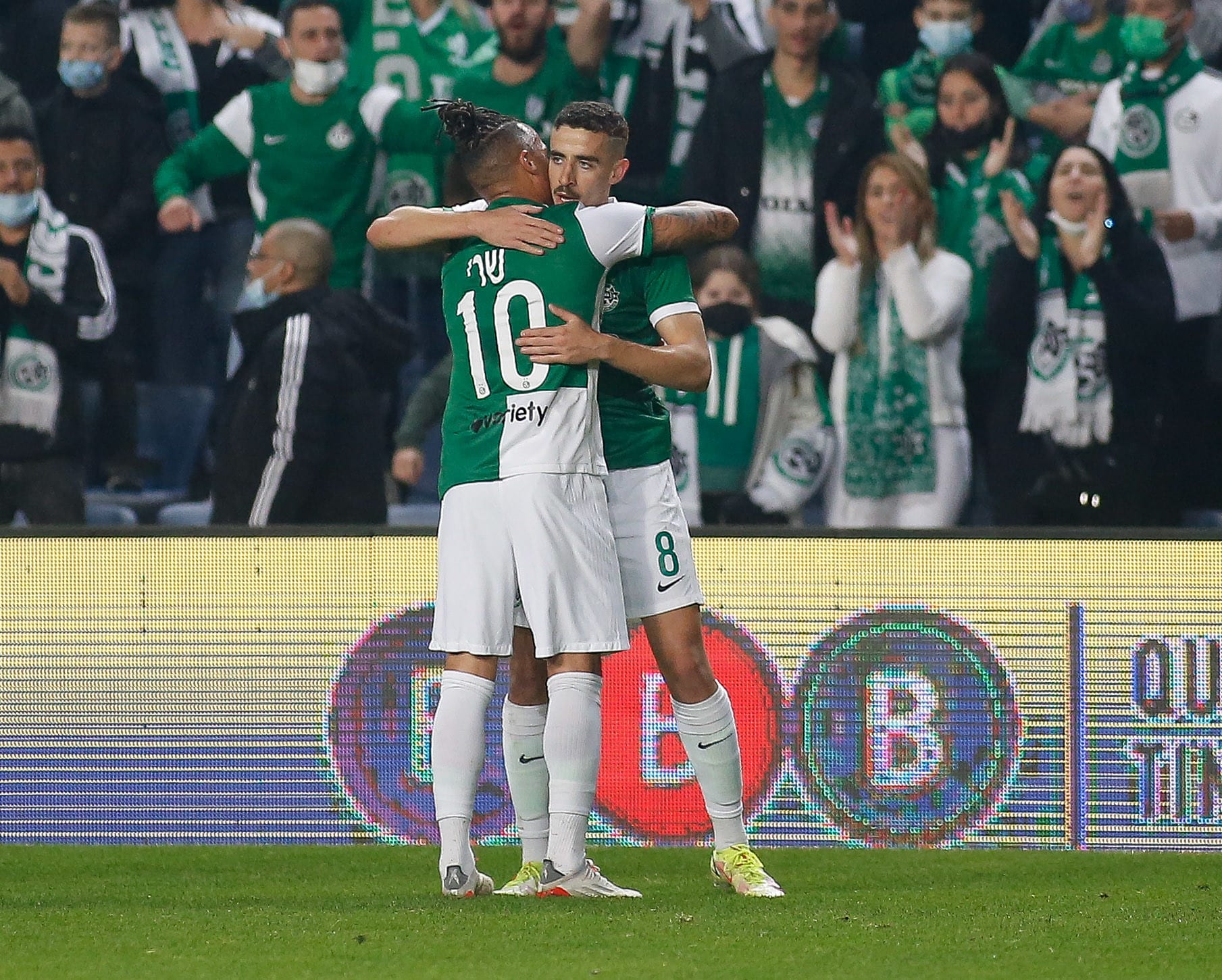 דולב חזיזה שחקן מכבי חיפה חוגג עם צ'ארון שרי