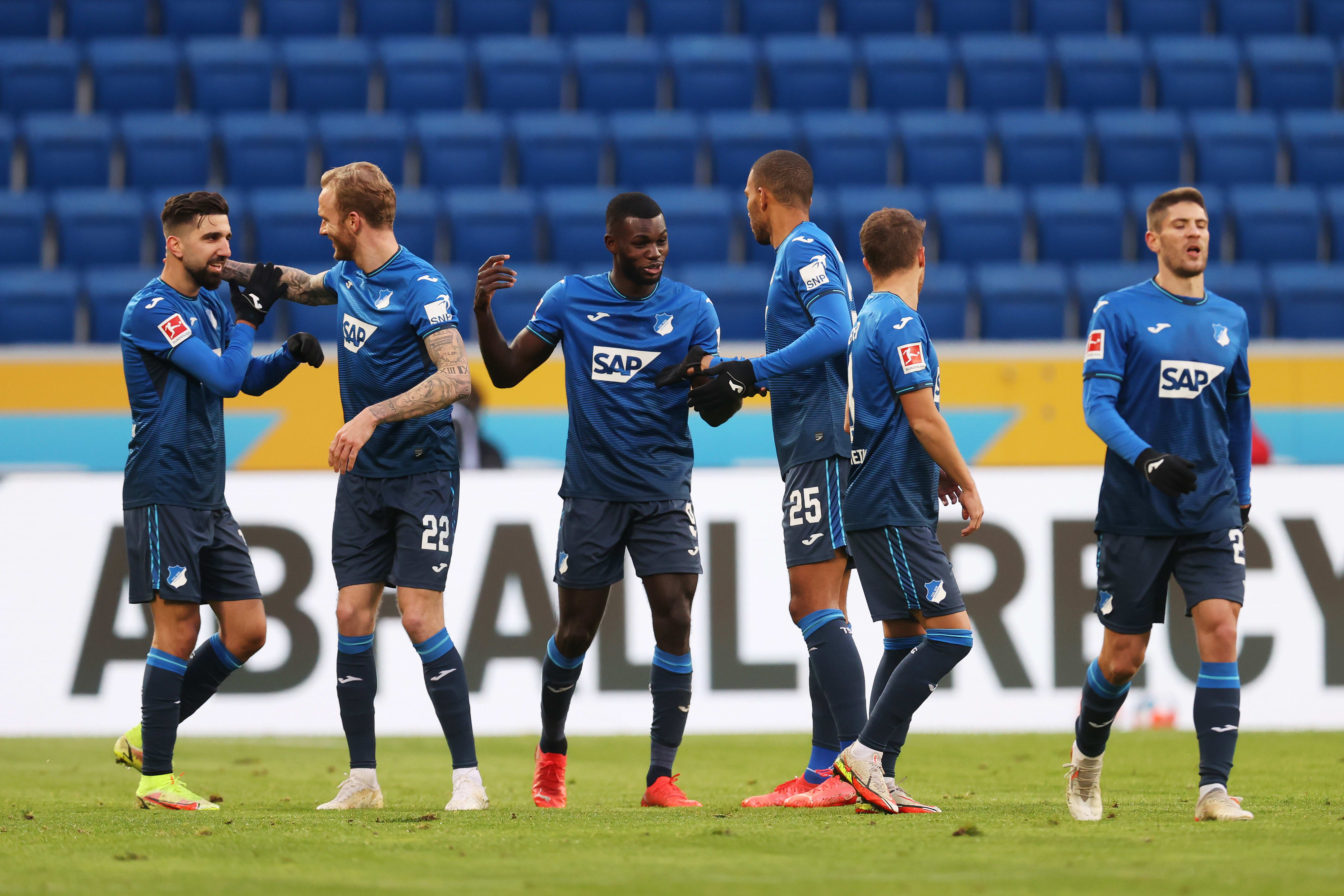 מונס דאבור חוגג עם שחקנ הופנהיים