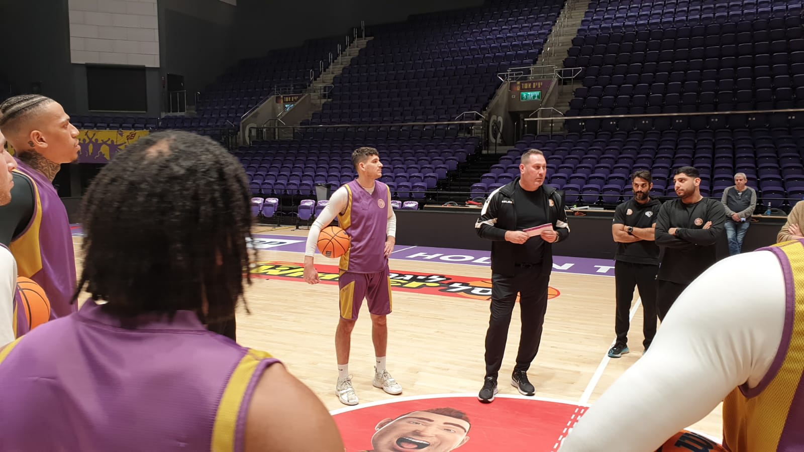 גיא גודס באימון הראשון כמאמן הפועל חולון