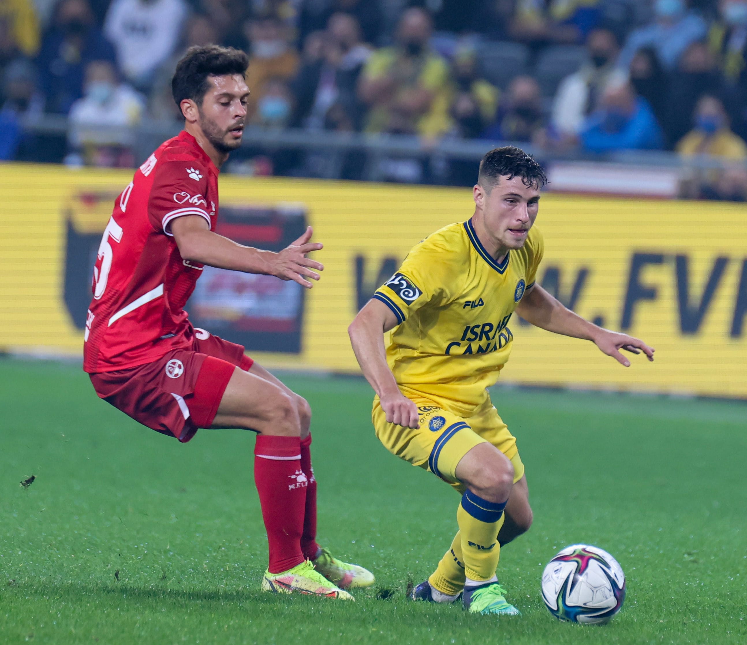 שחקן מכבי תל אביב גבי קניקובסקי מול שחקן הפועל באר שבע, מריאנו באריירו