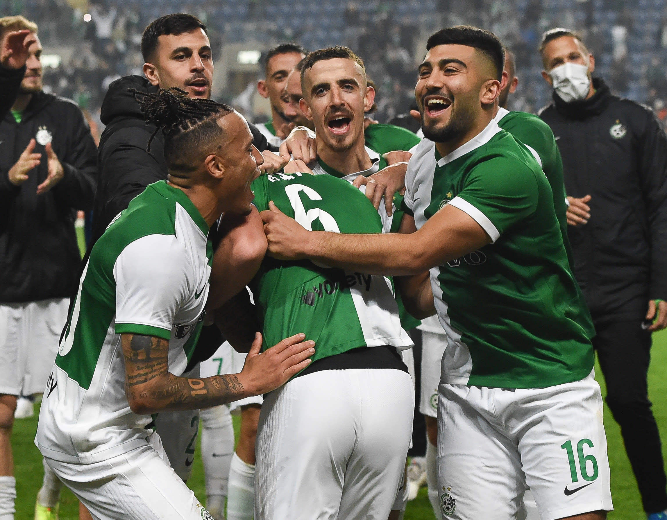 שחקני מכבי חיפה חוגגים