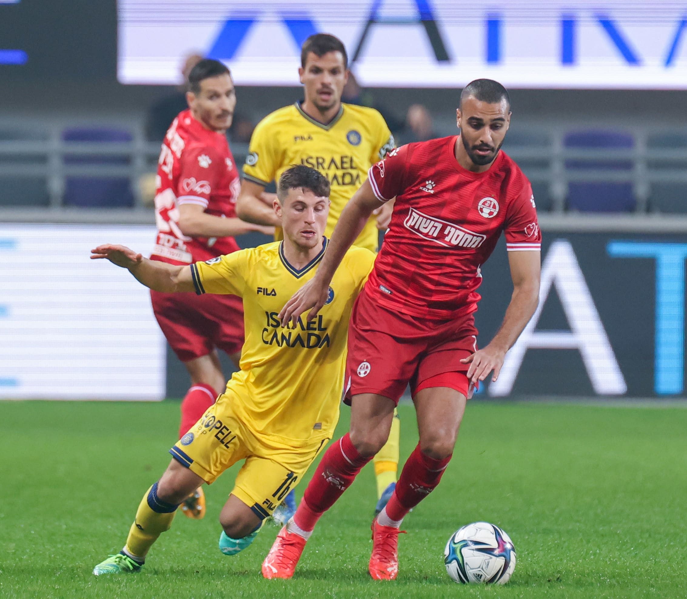 רמזי ספורי שחקן הפועל באר שבע לפני גבי קניקובסקי שחקן מכבי תל אביב