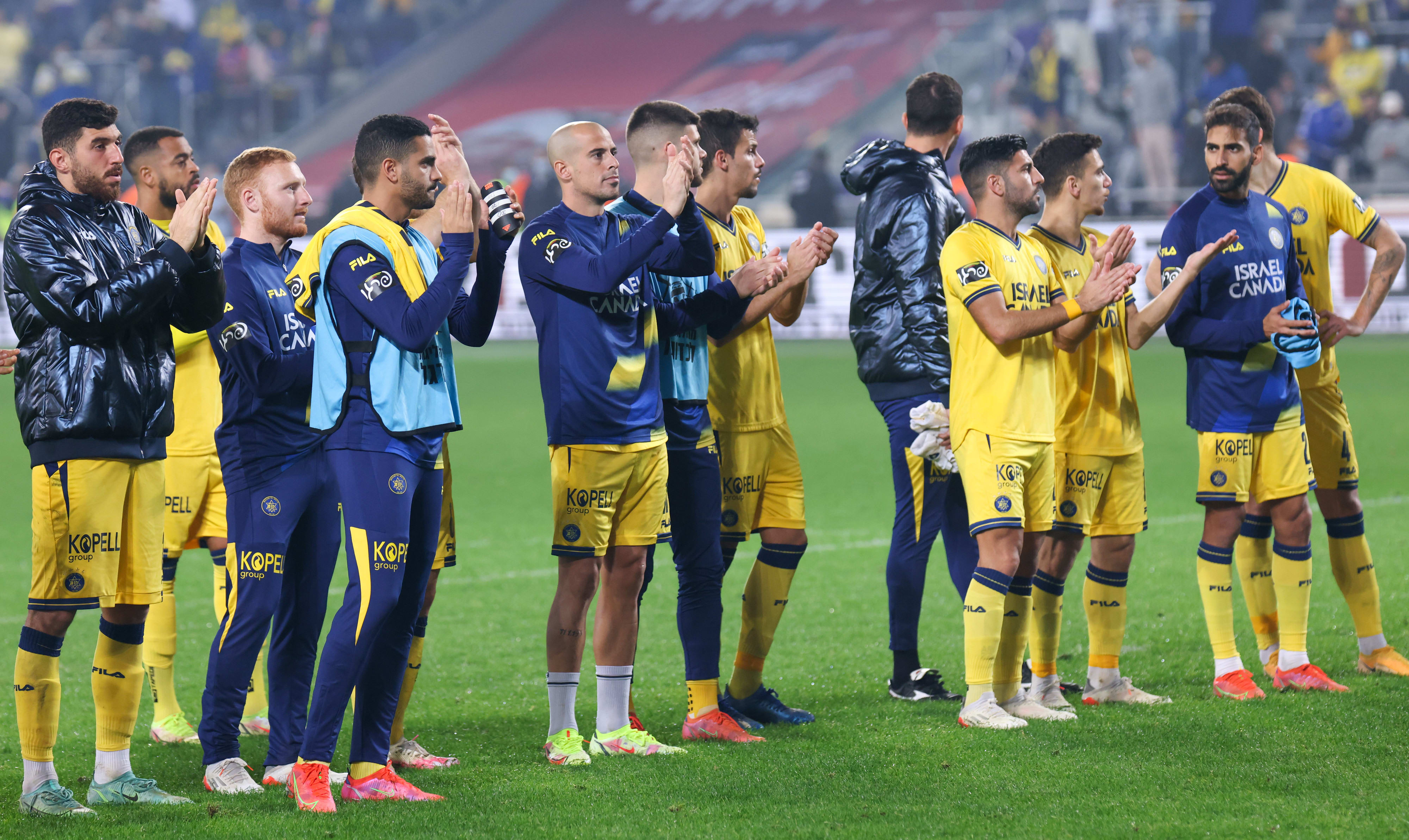 שחקני מכבי תל אביב חוגגים