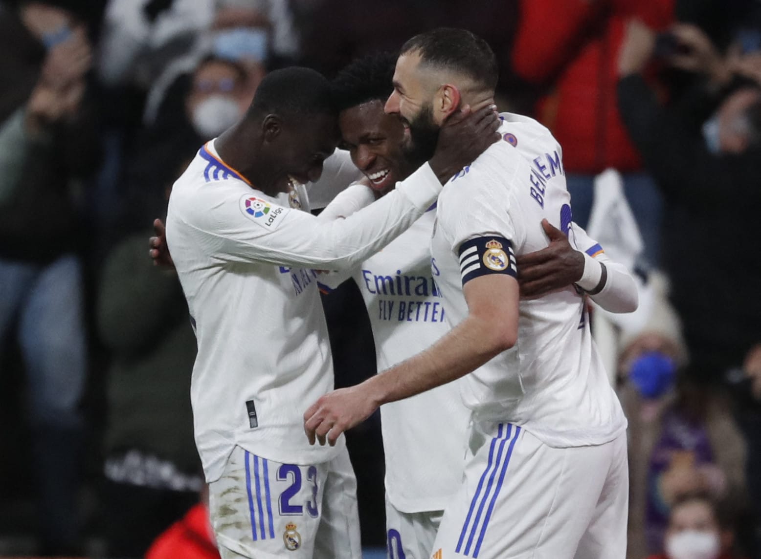 שחקני ריאל מדריד קארים בנזמה, ויניסיוס ג'וניור, פרלאן מנדי חוגגים שער