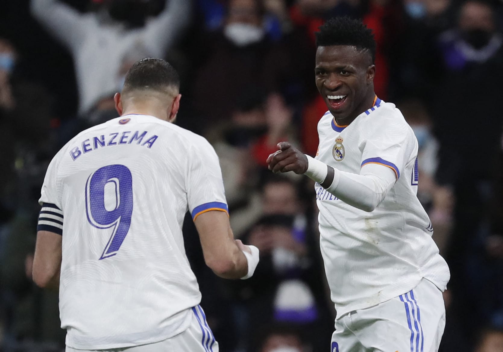 שחקן ריאל מדריד ויניסיוס ג'וניור חוגג שער עם קארים בנזמה נגד ולנסיה