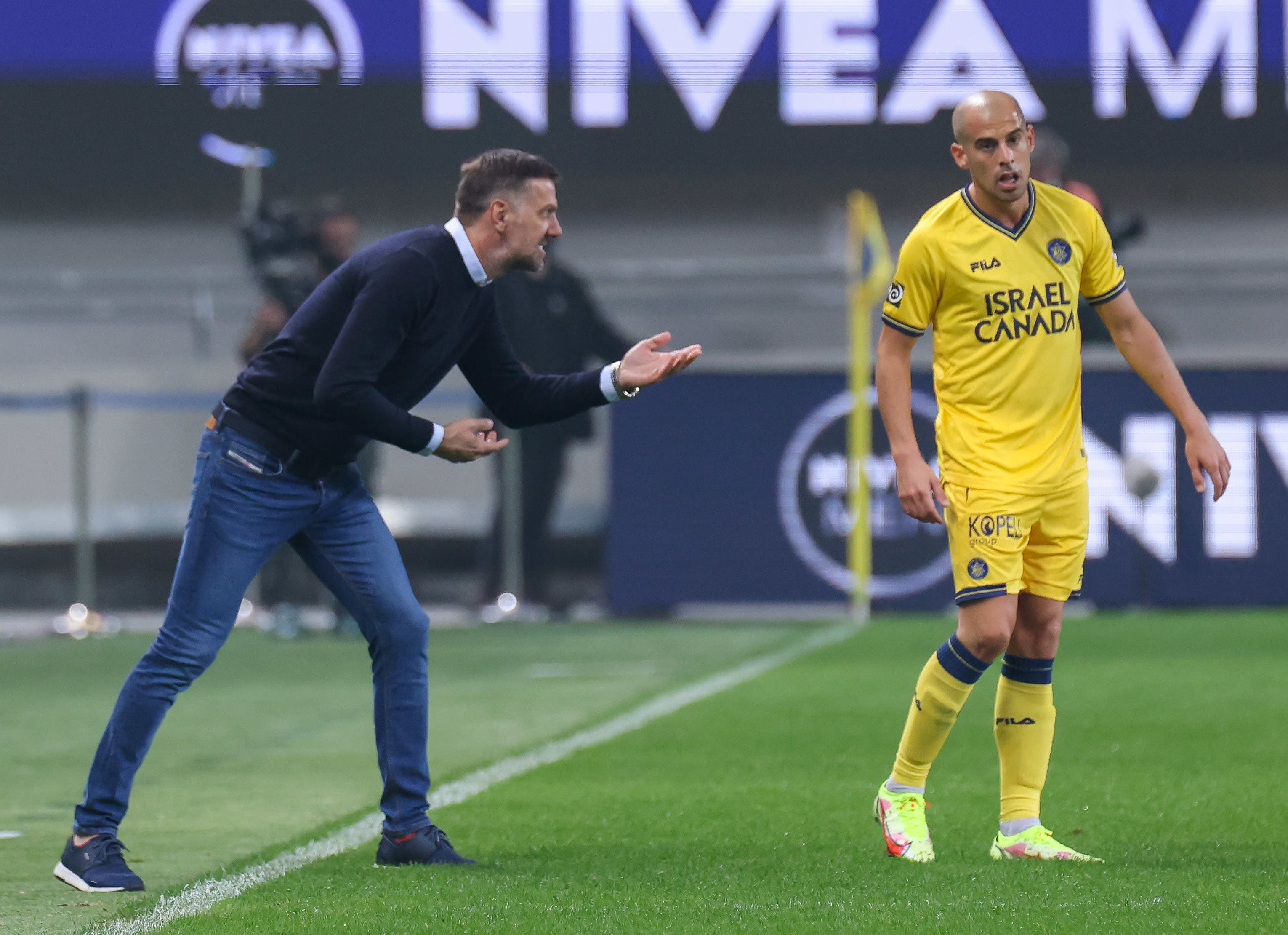 מאמן מכבי תל אביב מלאדן קרסטאיץ' ליד טל בן חיים