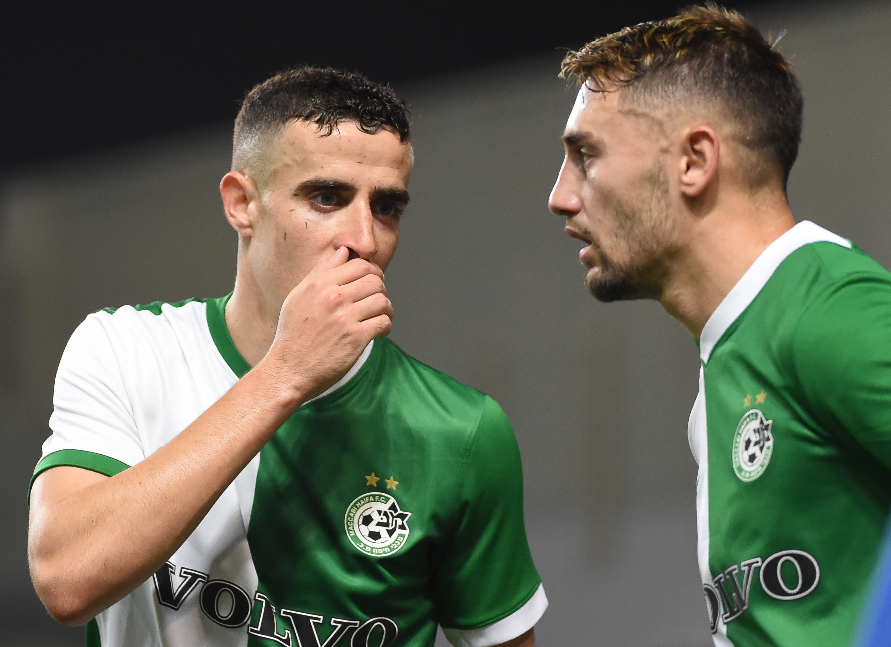 דולב חזיזה עם עומר אצילי שחקני מכבי חיפה