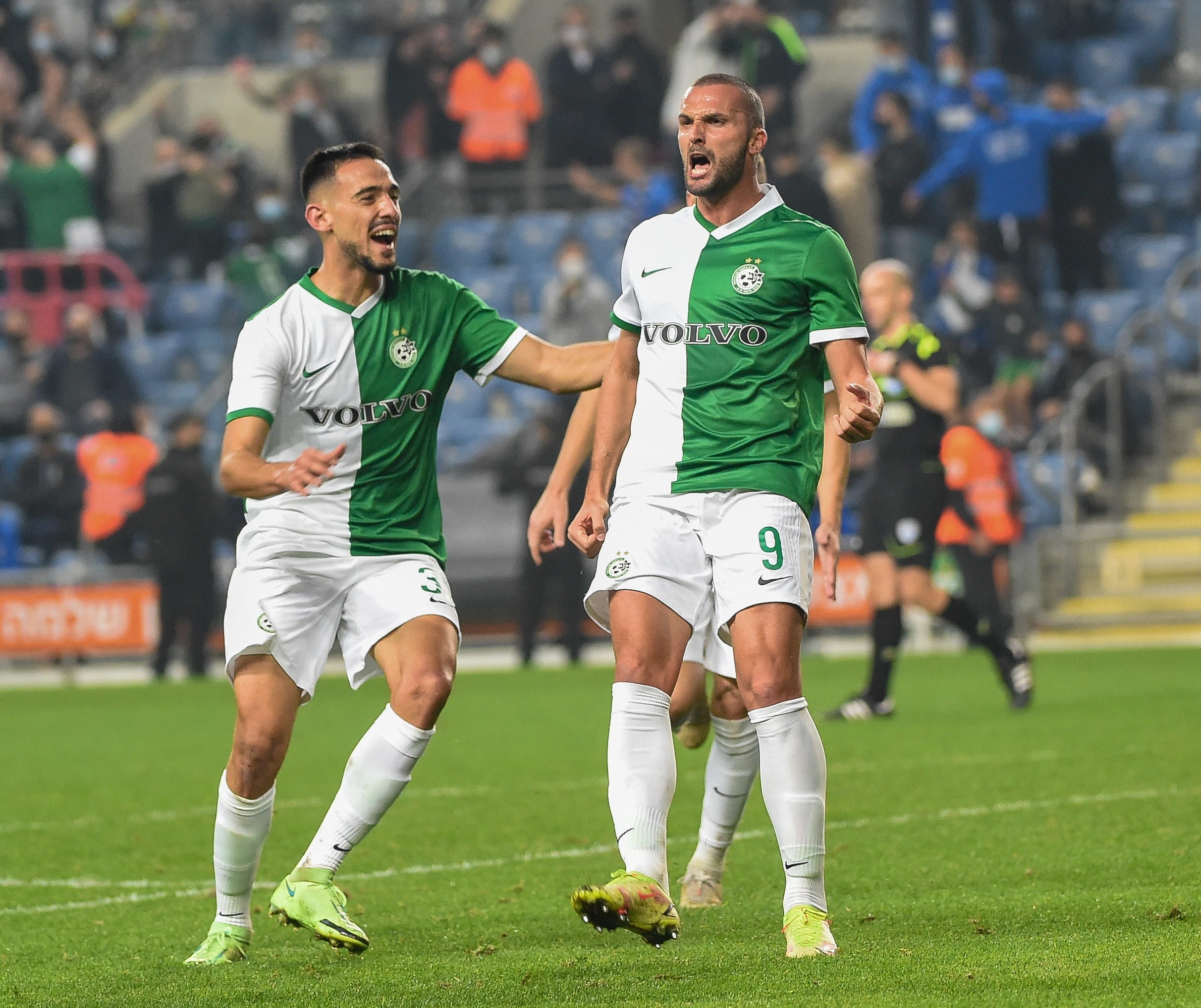 בן שהר שחקן מכבי חיפה חוגג שער עם מאור לוי