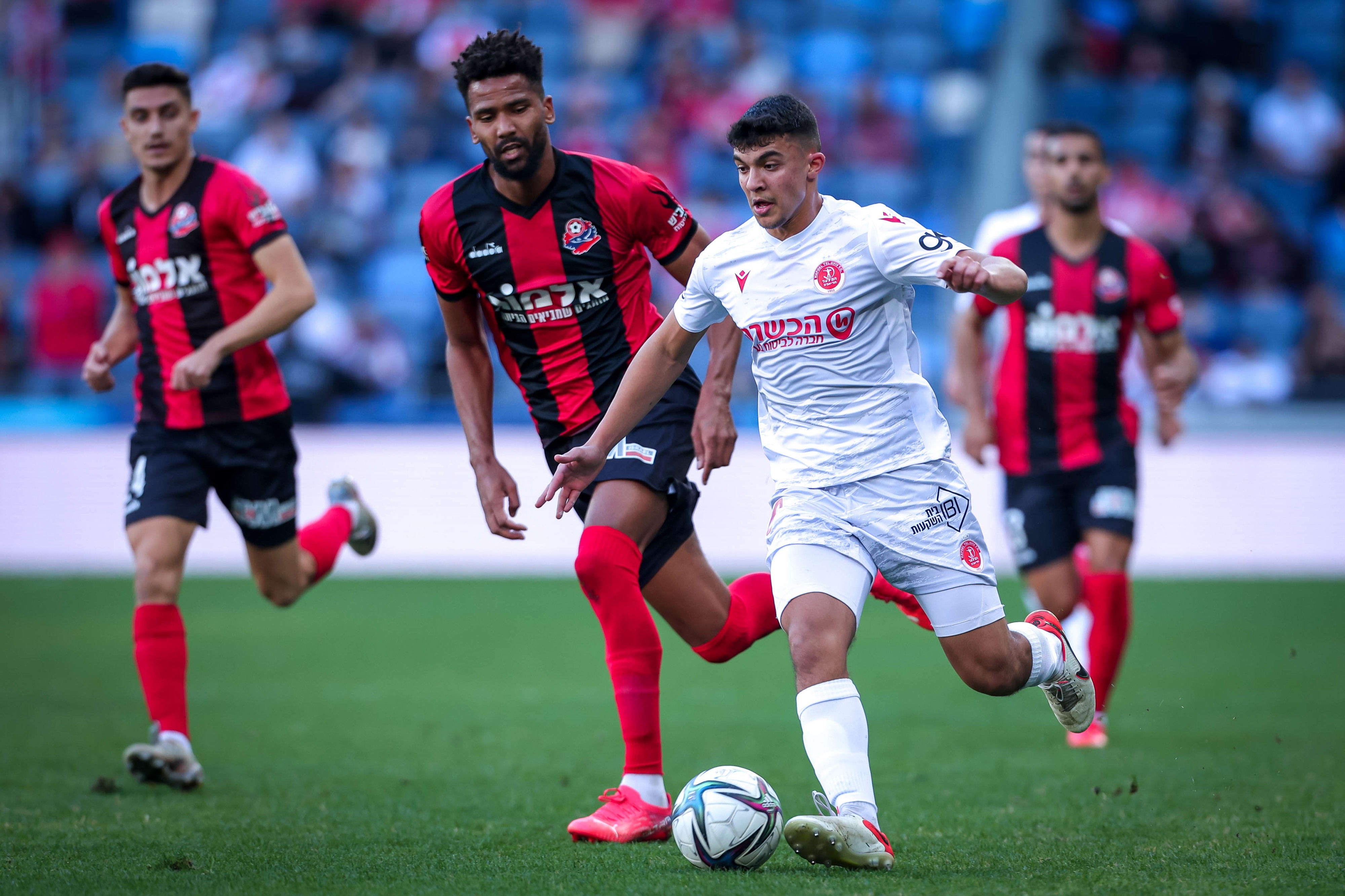 שחקן הפועל תל אביב שגיא גניס, מול שחקן הפועל חיפה, קווין טאפוקו