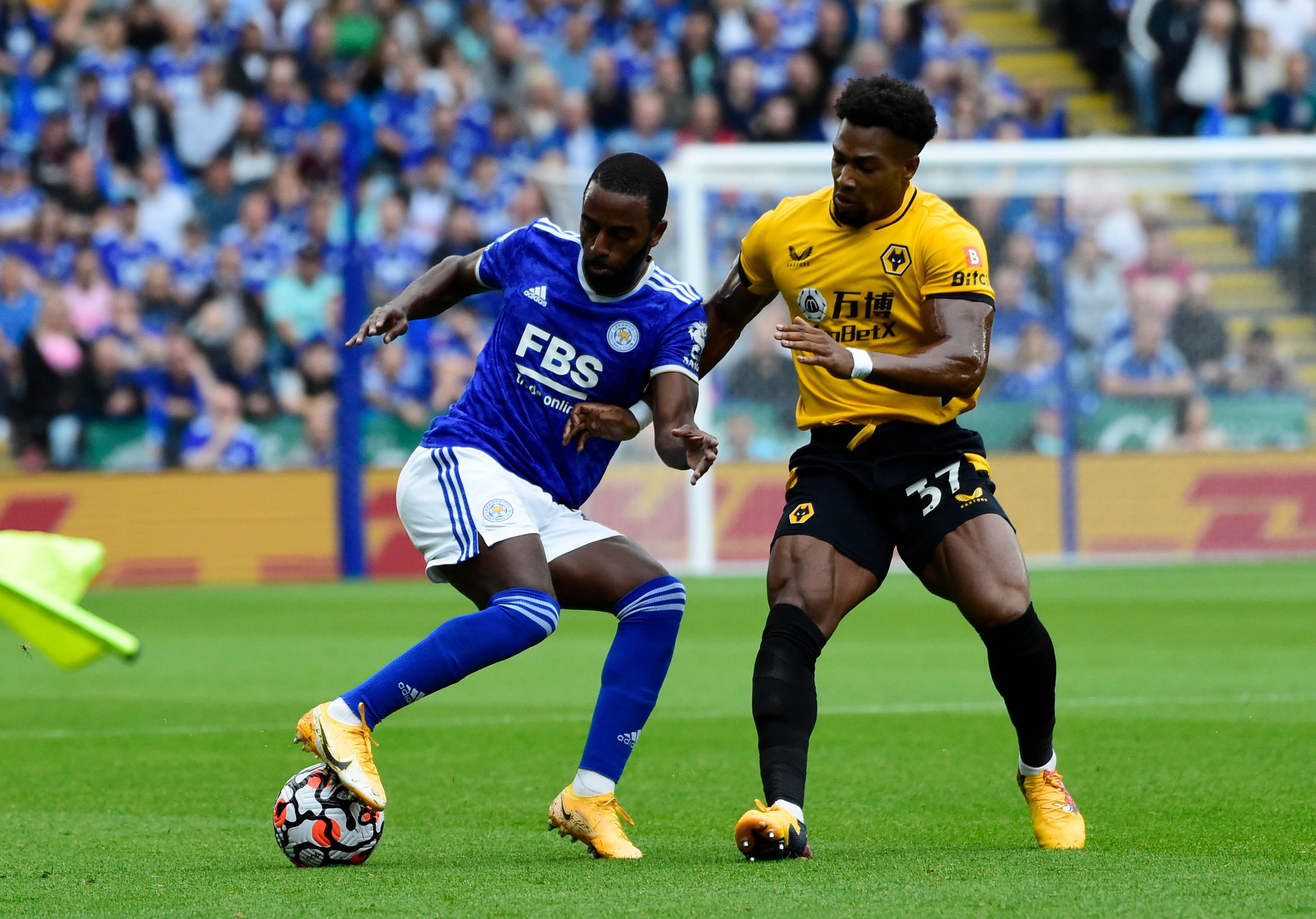 אדאמה טראורה שחקן וולבס (מימין) שומר על ריקרדו פריירה שחקן לסטר סיטי