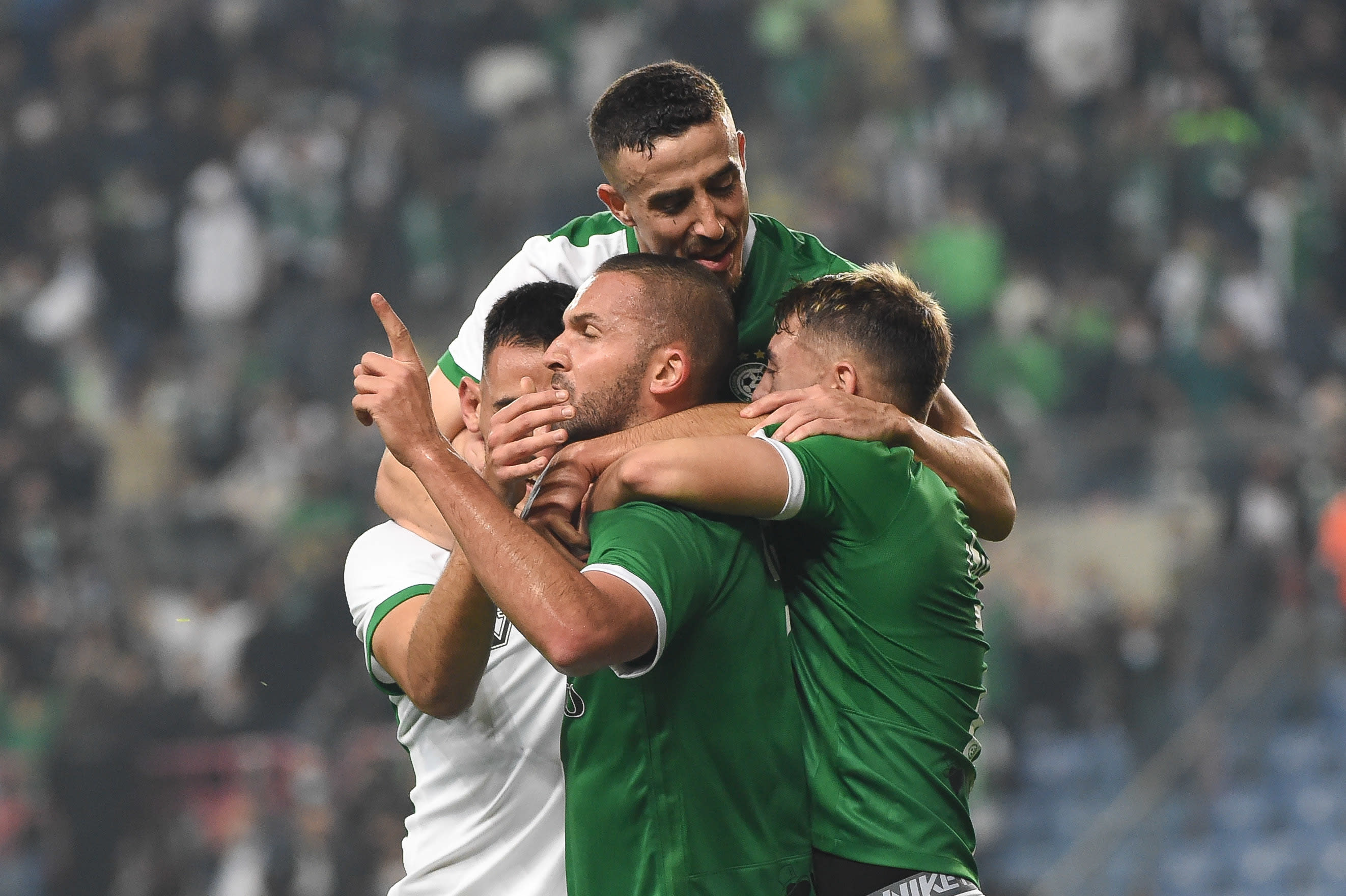 שחקני מכבי חיפה חוגגים עם בן שהר