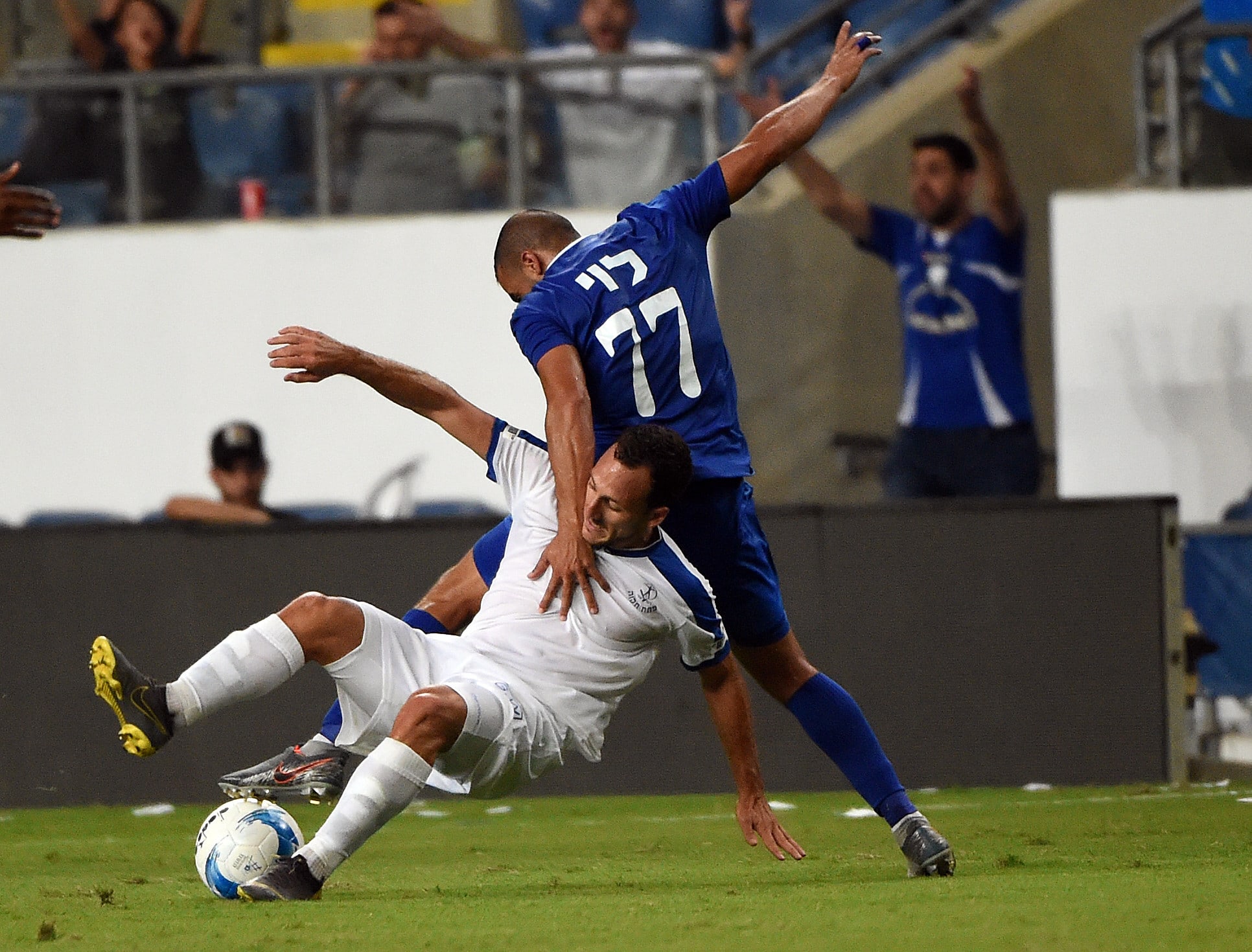 תומר לוי שחקן מכבי פתח תקוה מעל עוז פרץ שחקן הפועל פתח תקוה