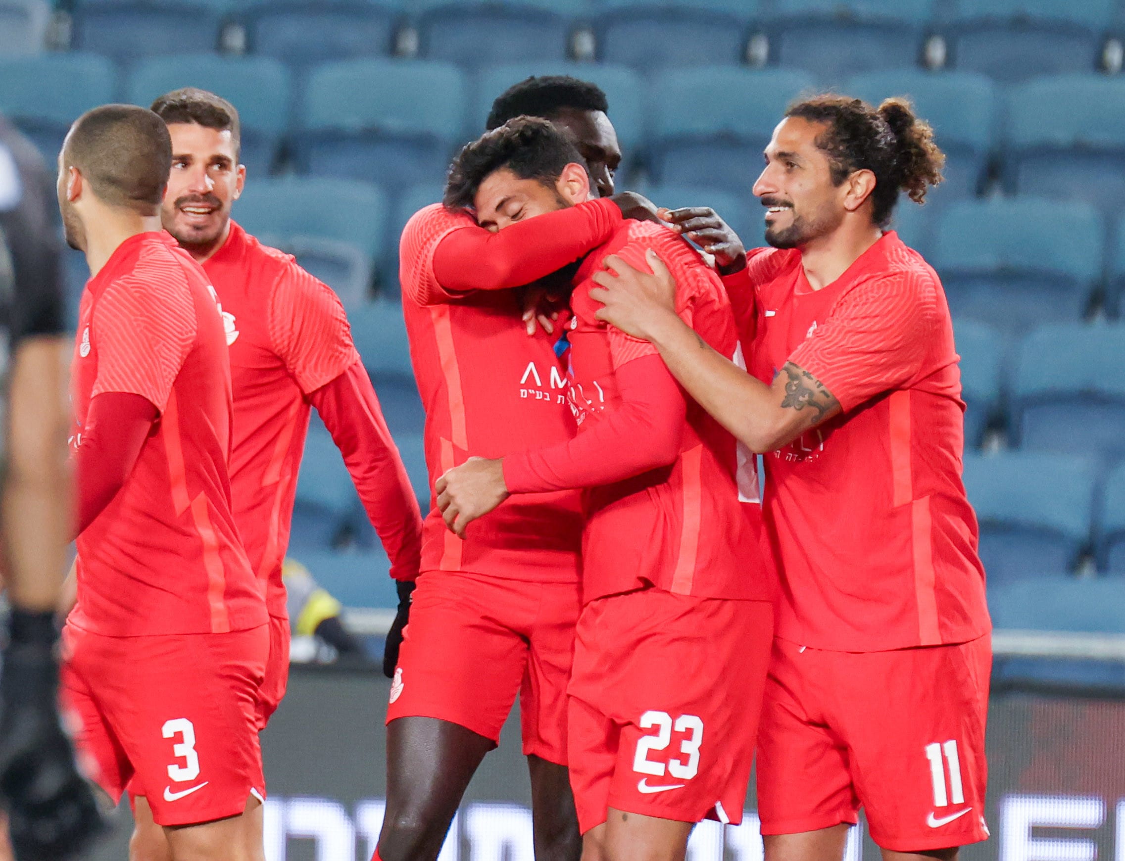 מוחמד כנעאן מ.ס. אשדוד חוגג עם קני סייף