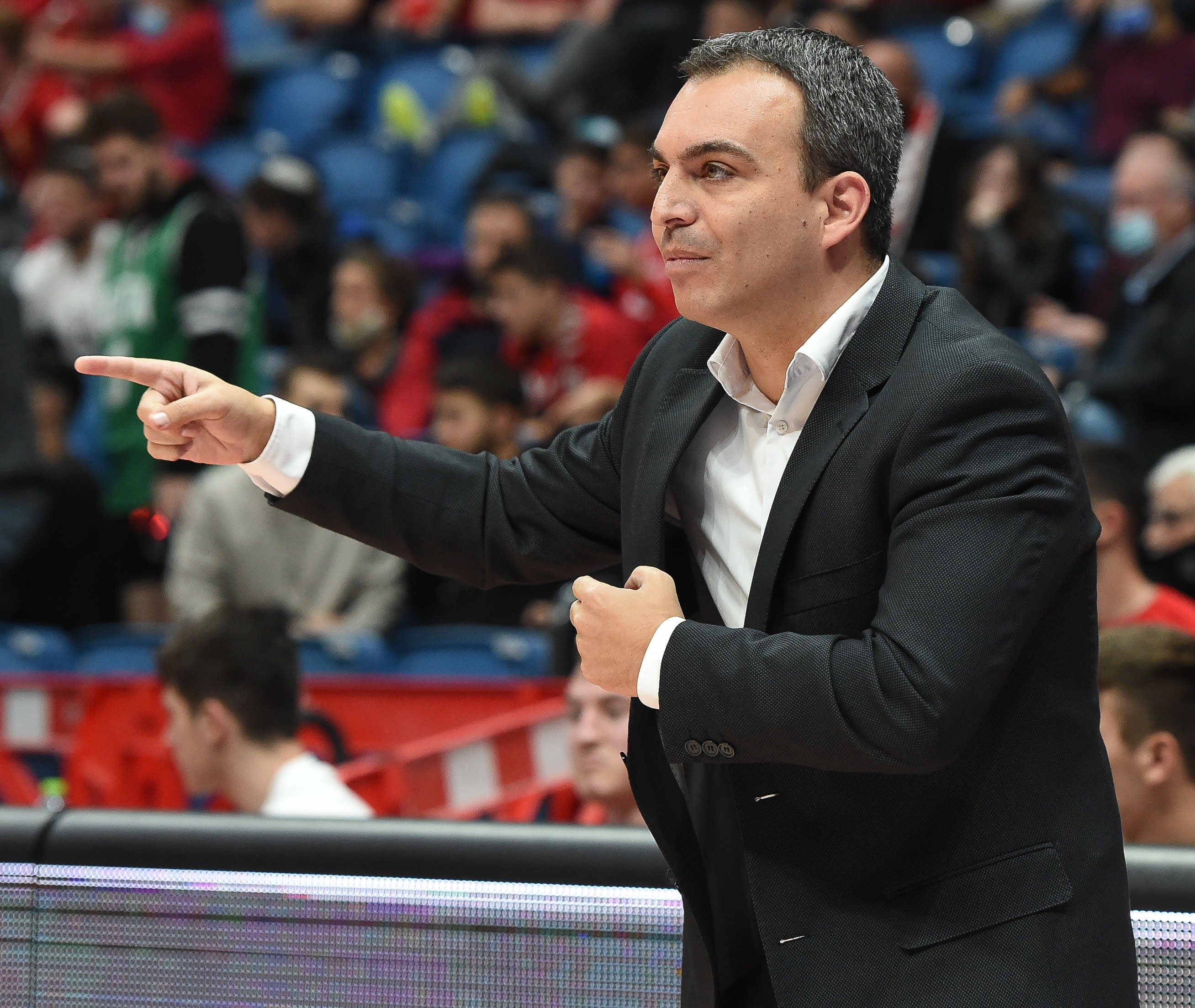 מאמן הפועל חיפה אלעד חסין