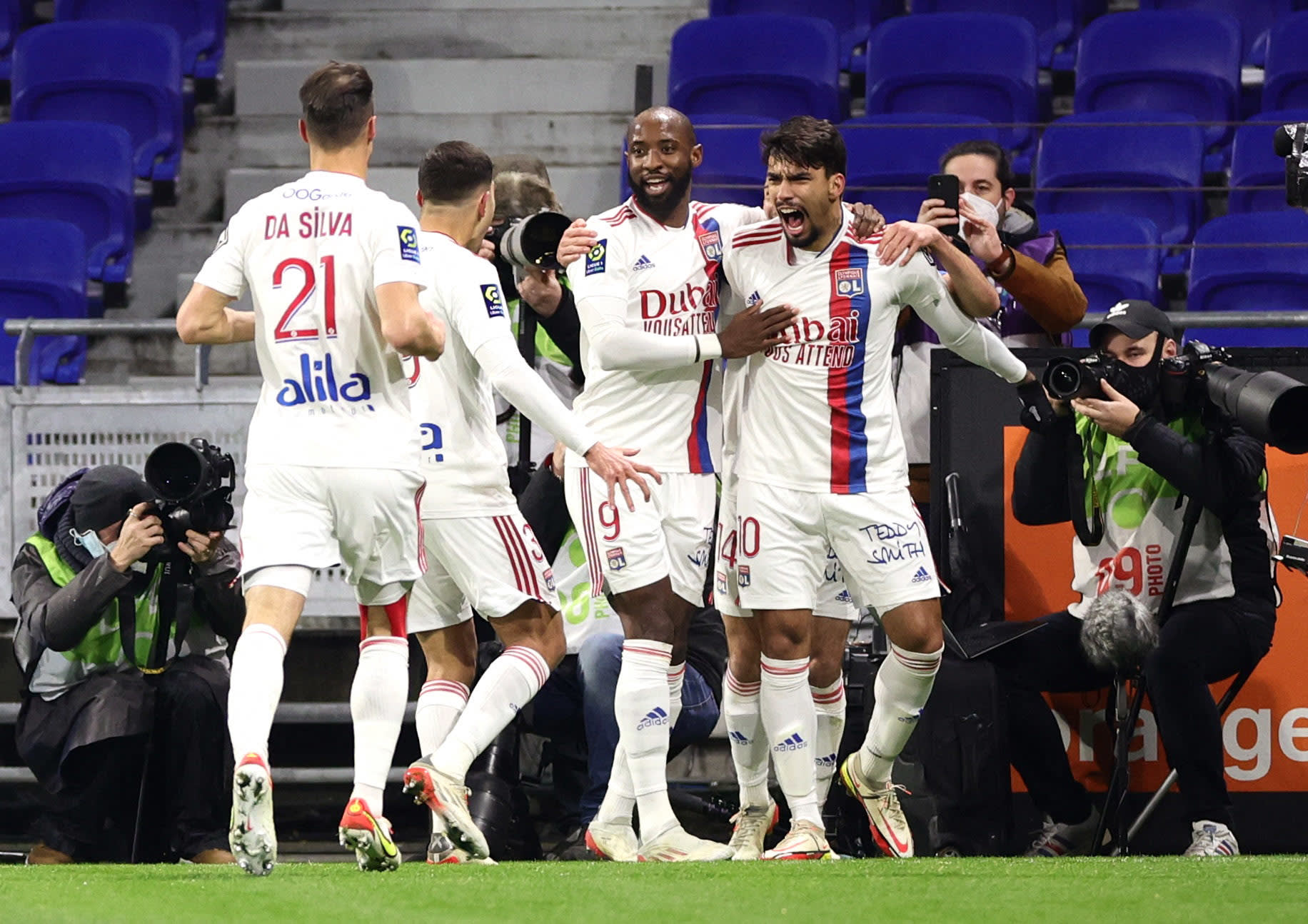 שחקני ליון חוגגים עם לוקאס פאקטה (מימין)