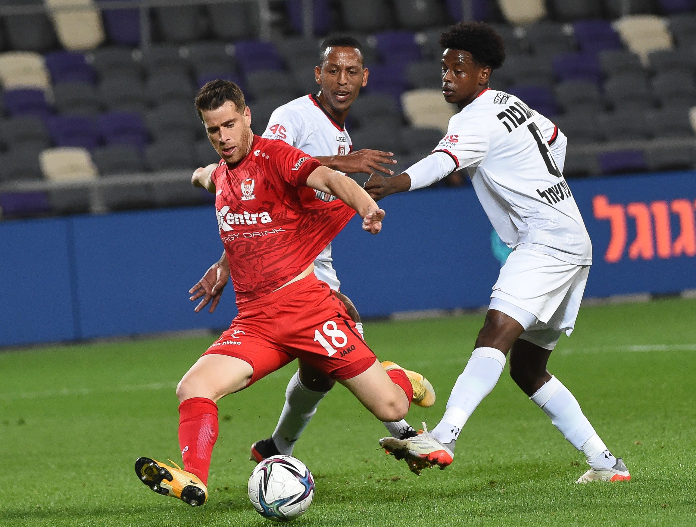 שחקן בני סכנין גיא מלמד מול שחקן הפועל ירושלים אשטה אווקה