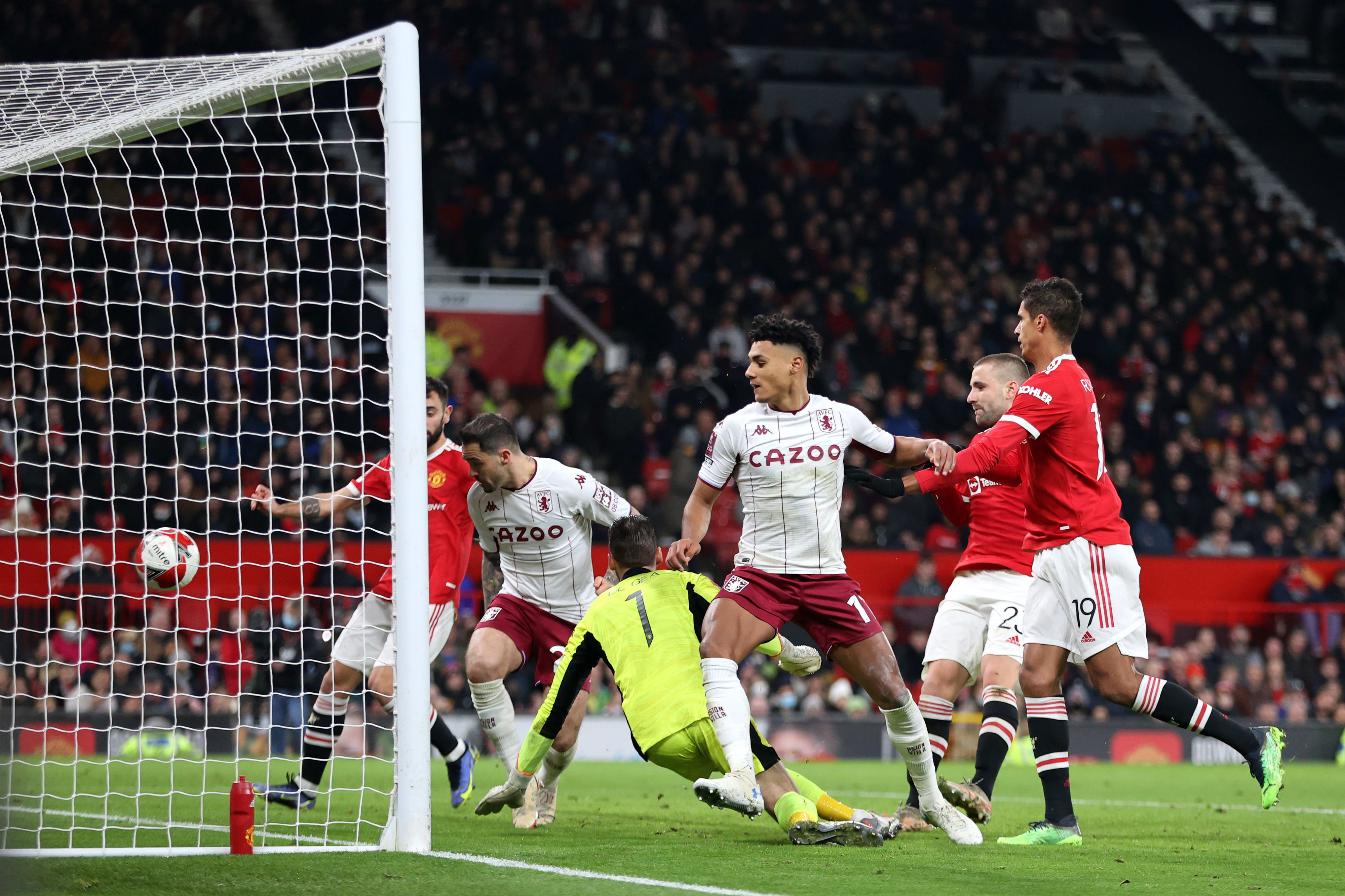 חלוץ אסטון וילה דני אינגס כובש נגד מנצ'סטר יונייטד