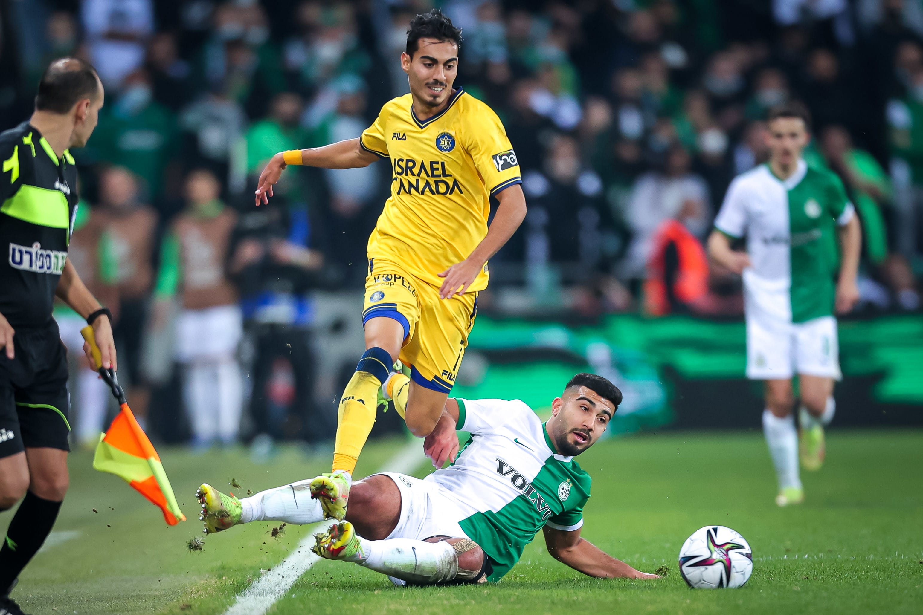 מתן חוזז שחקן מכבי תל אביב מול מוחמד אבו פאני שחקן מכבי חיפה