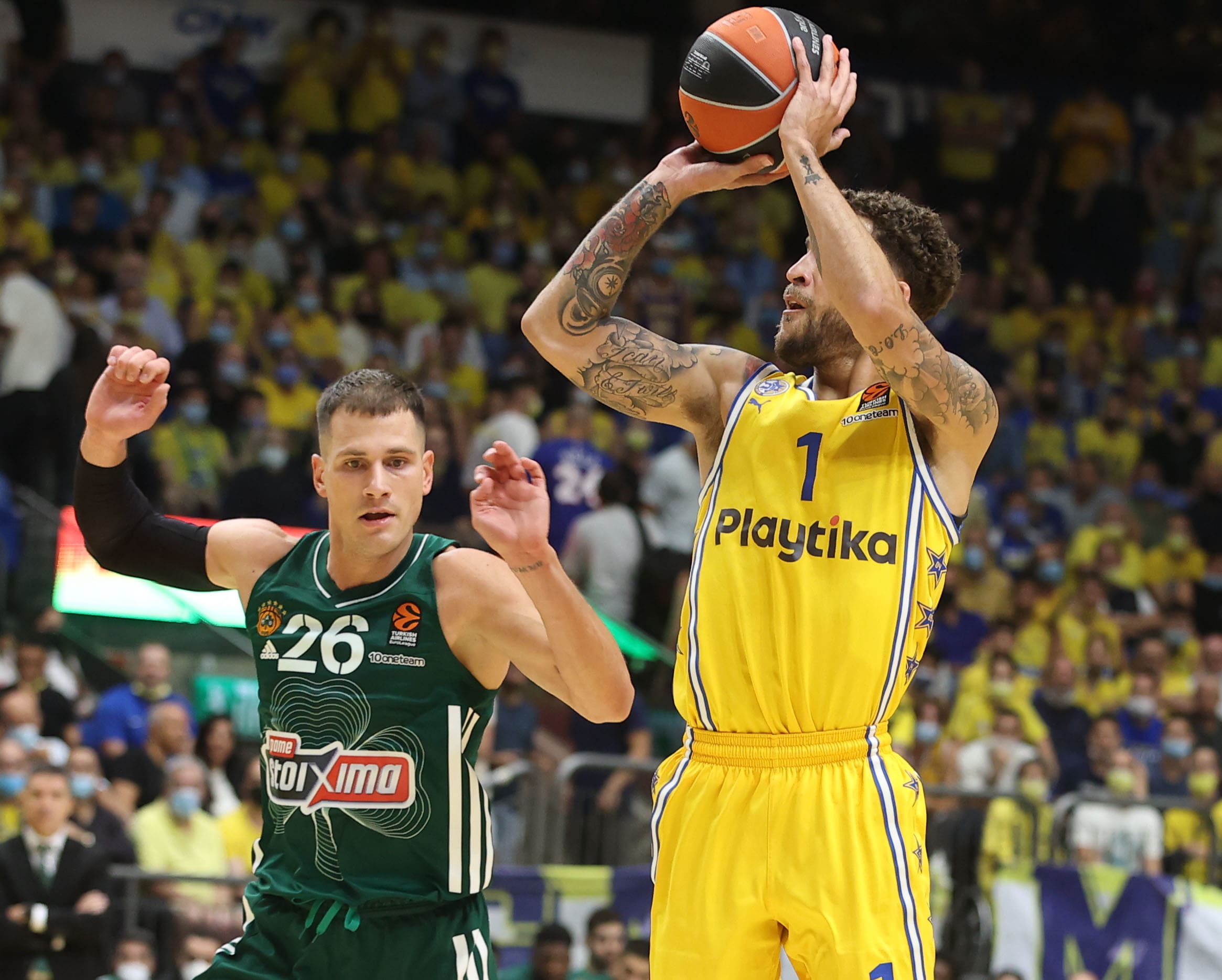 שחקן מכבי תל אביב סקוטי ווילבקין מול שחקן פנאתינייקוס נמניה נדוביץ'