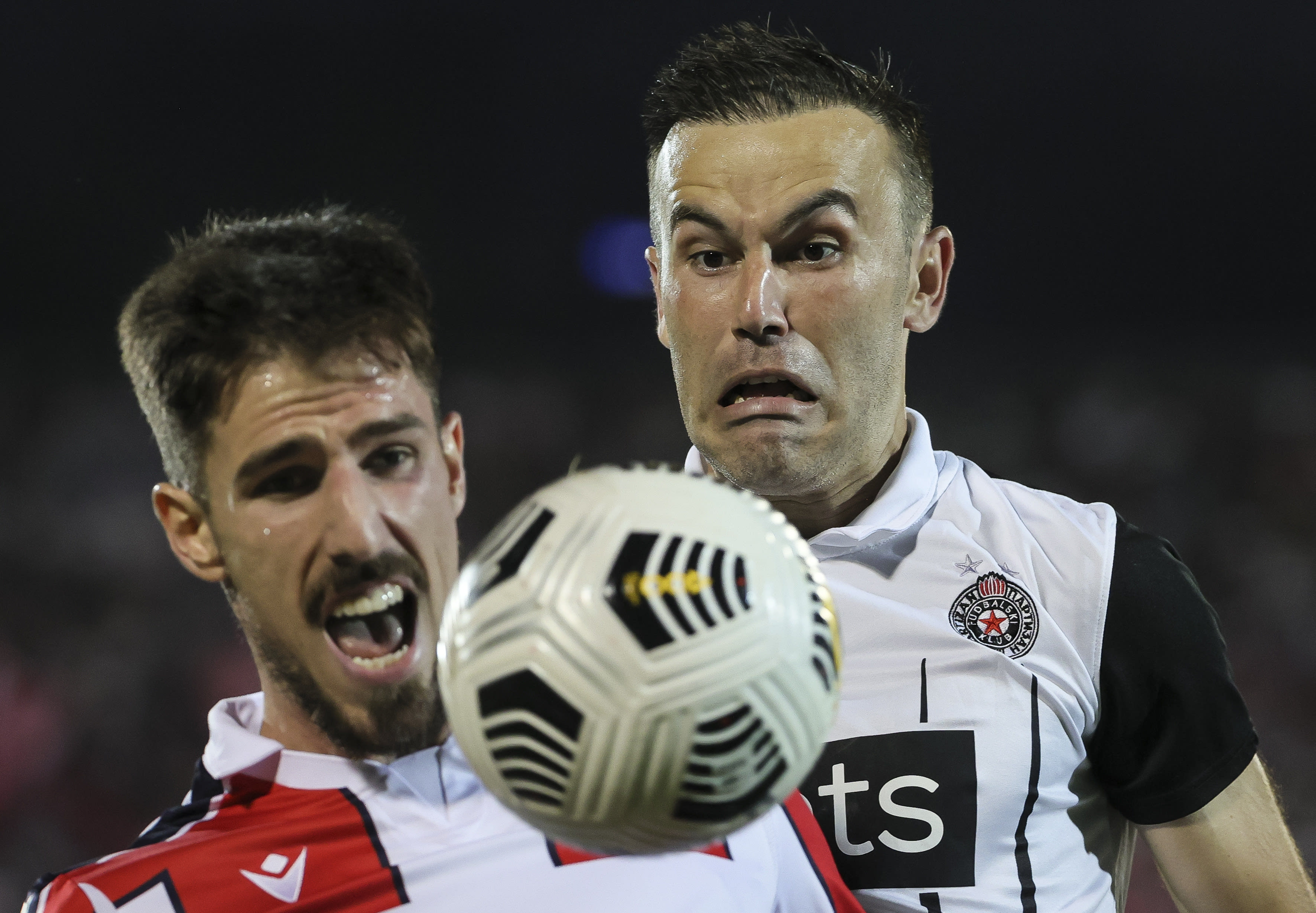 ביברס נאתכו שחקן פרטיזן בלגרד מול מילוש דגנק שחקן הכוכב האדום בלגרד