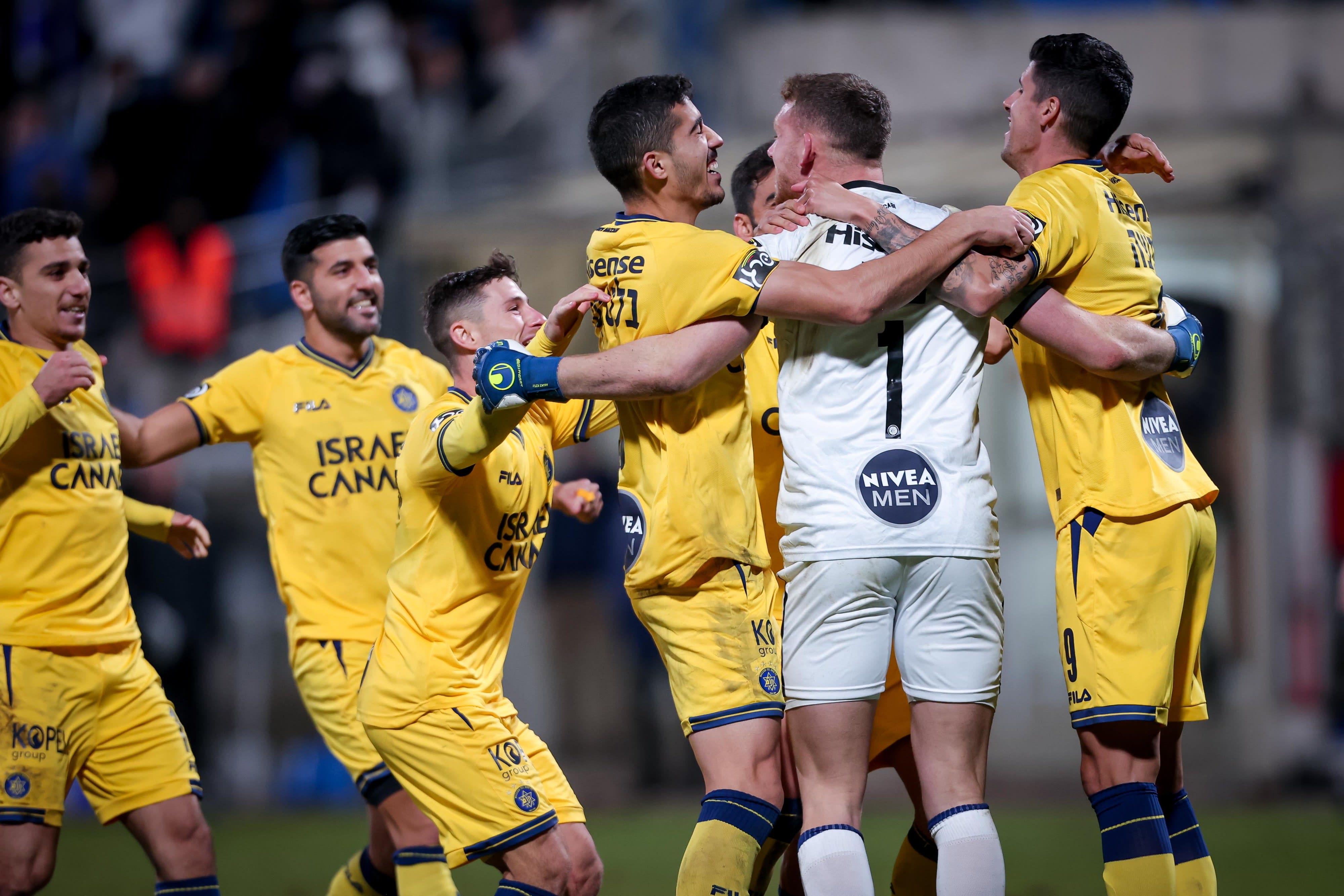 שחקני מכבי תל אביב חוגגים עם השוער דניאל פרץ