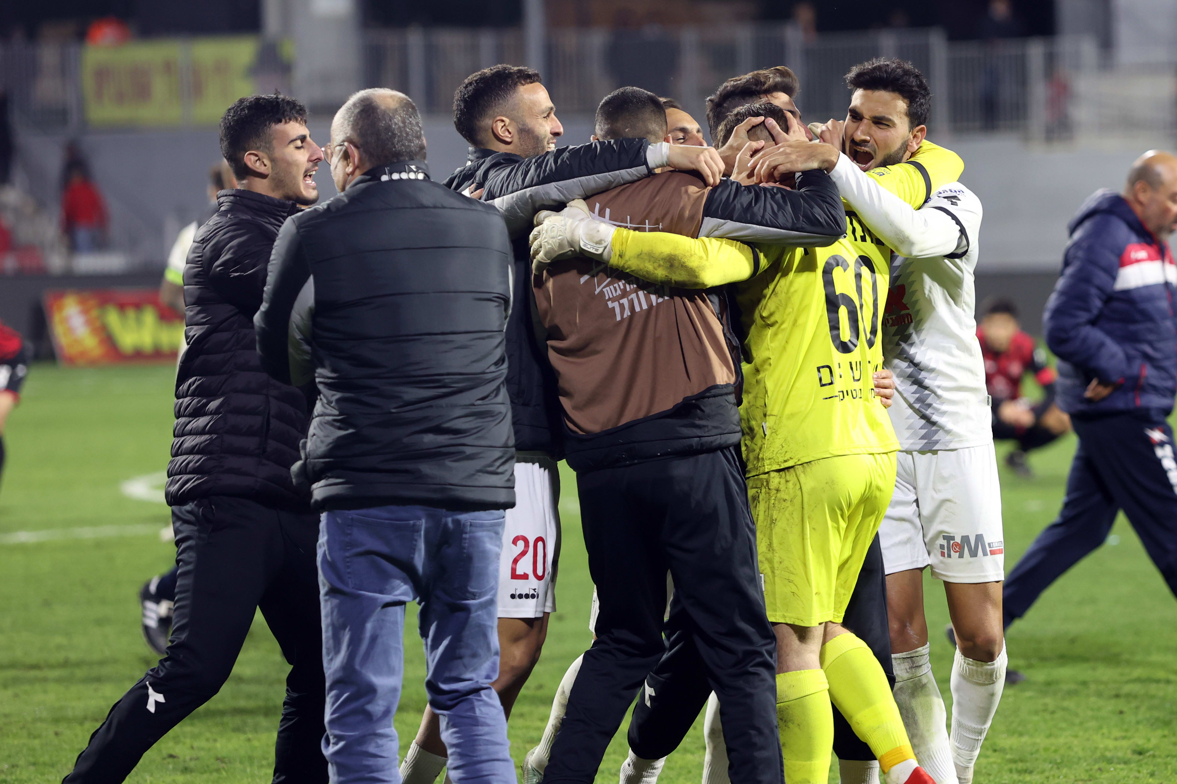 שחקני הפועל חיפה חוגגים ניצחון על הפועל אום אל פאחם