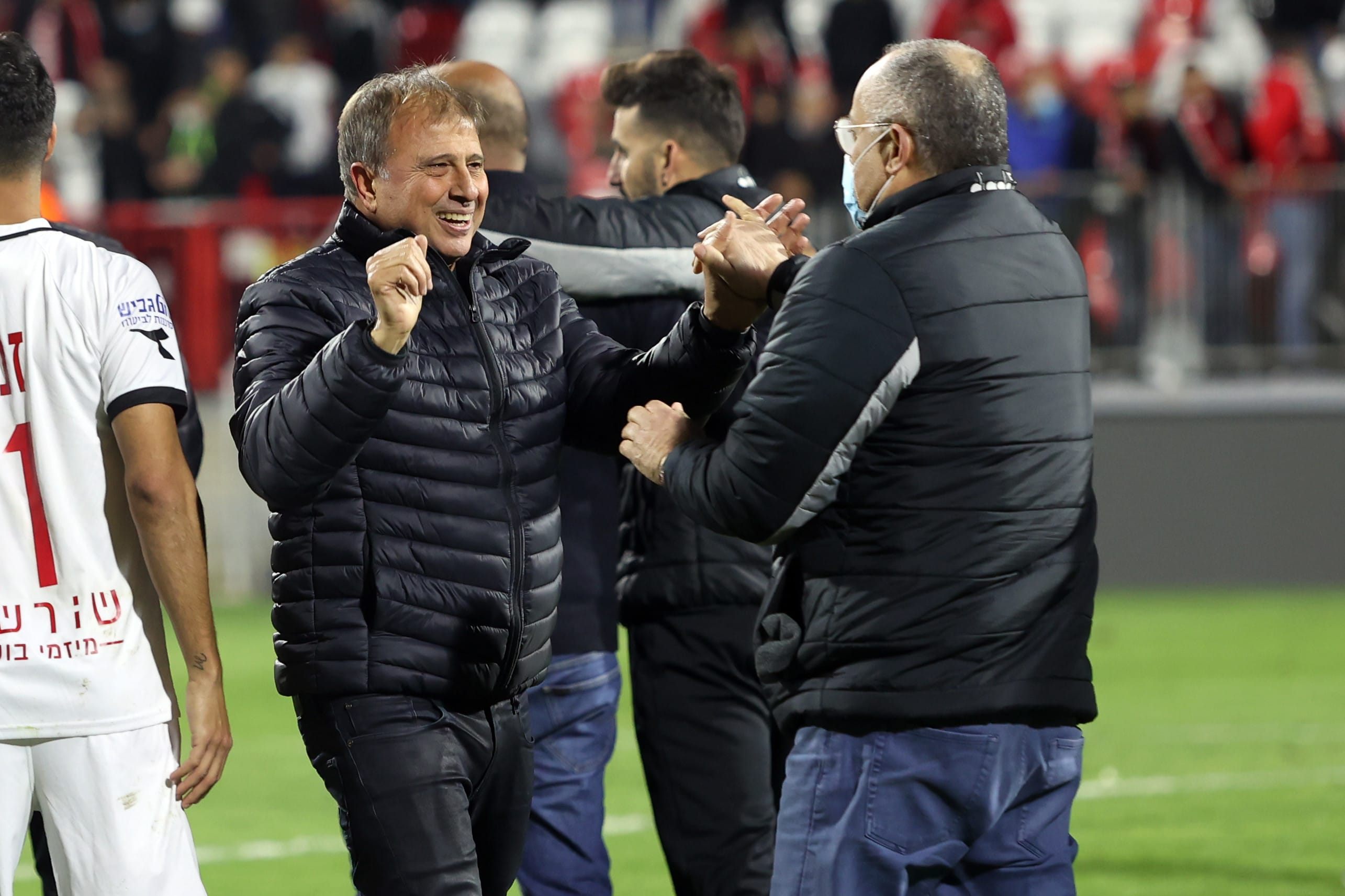 מאמן הפועל חיפה אלישע לוי חוגג