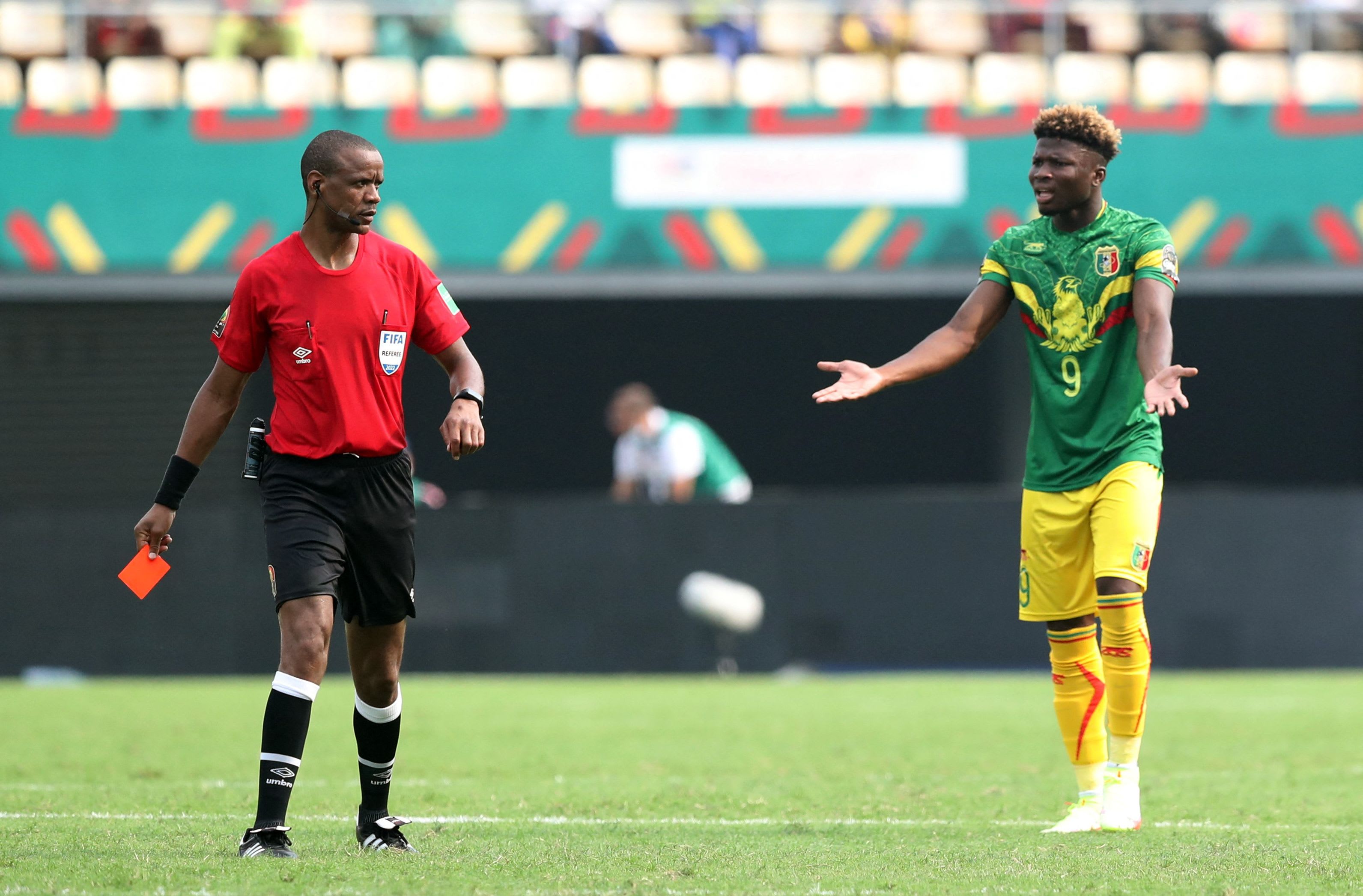 ג'אני סיקאזווה שופט זמבי מרחיק את אל בילאל טורה שחקן נבחרת מאלי