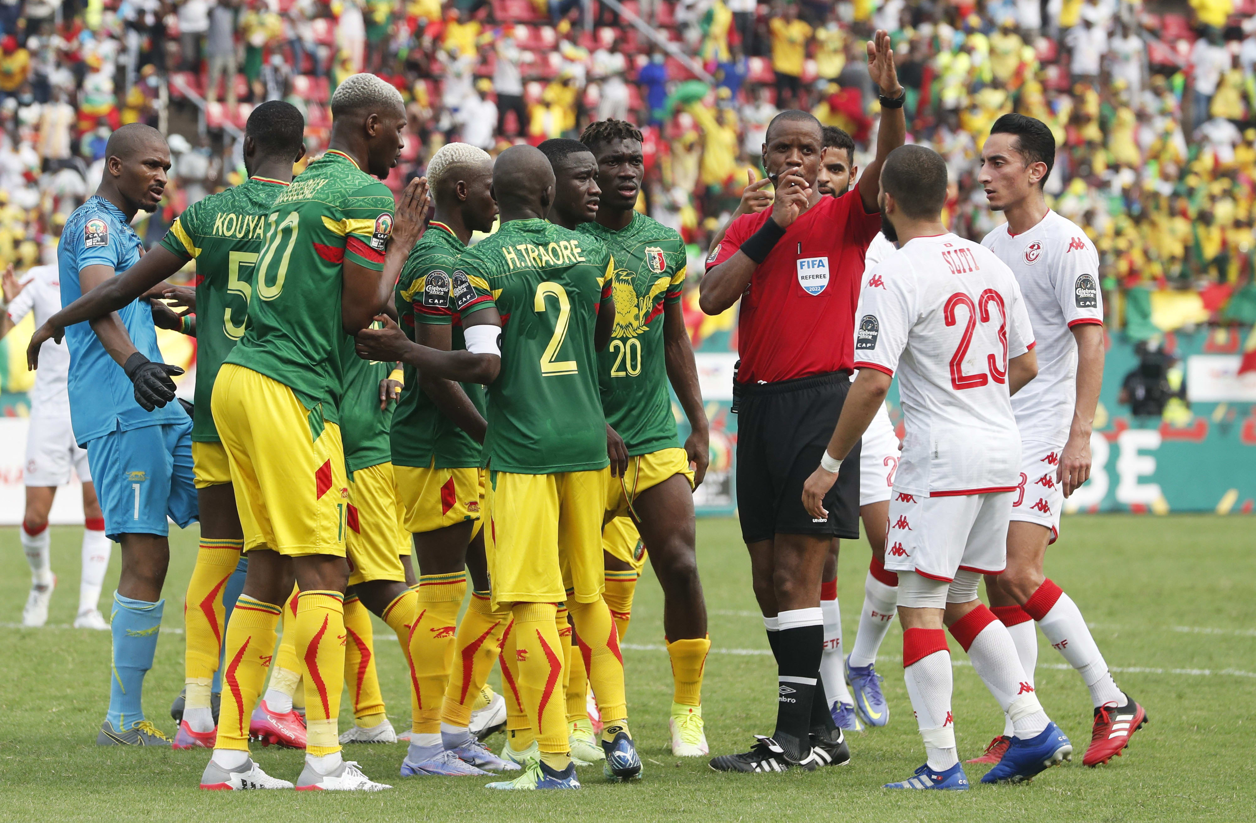 השופט הזמבי ג'אני סיקאזווה שורק לסיום המשחק בין נבחרת מאלי לנבחרת טוניסיה