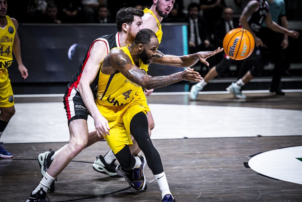 שחקן הפועל חולון כריס ג'ונסון