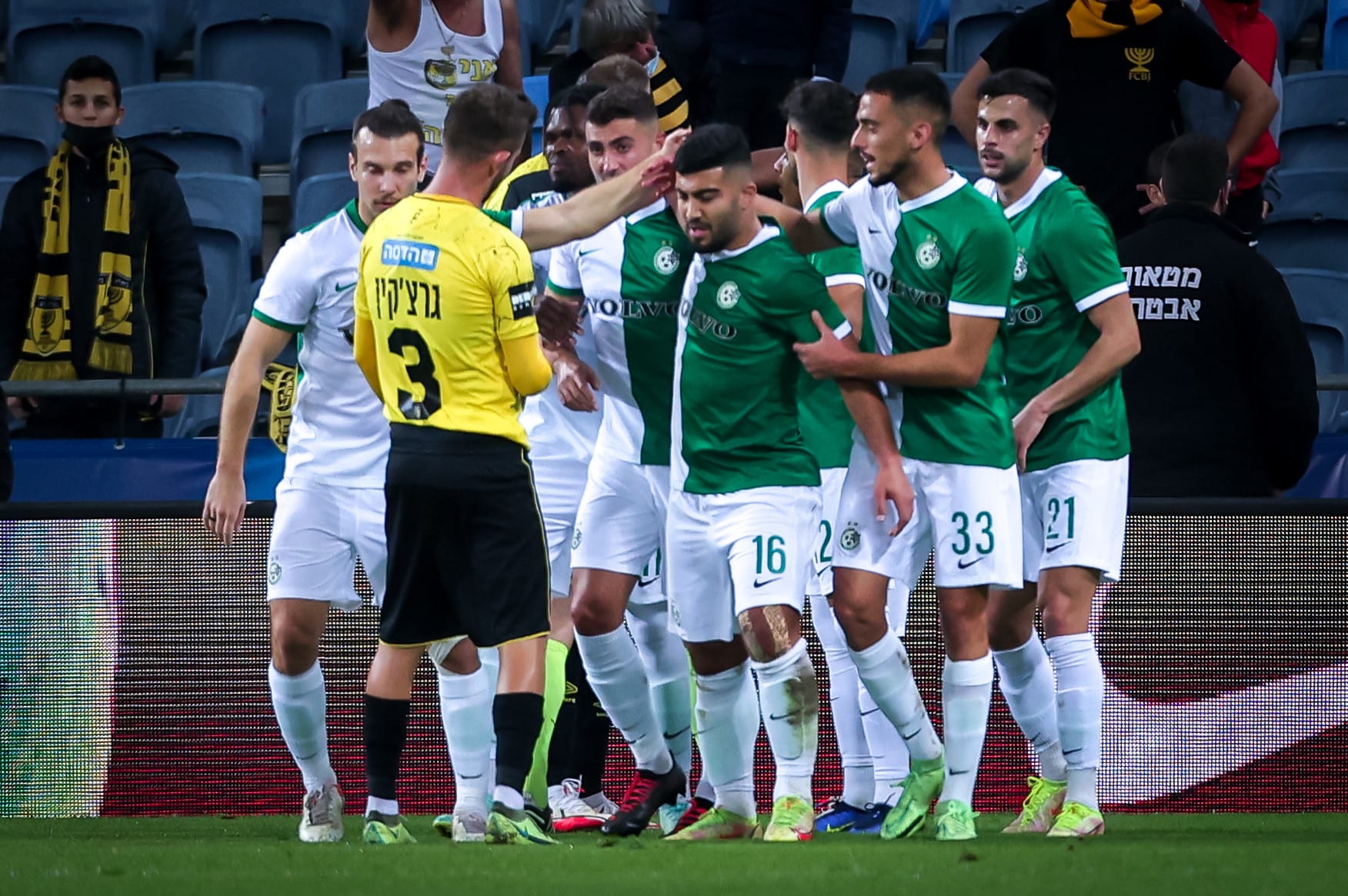 שחקני מכבי חיפה חוגגים עם מוחמד אבו פאני