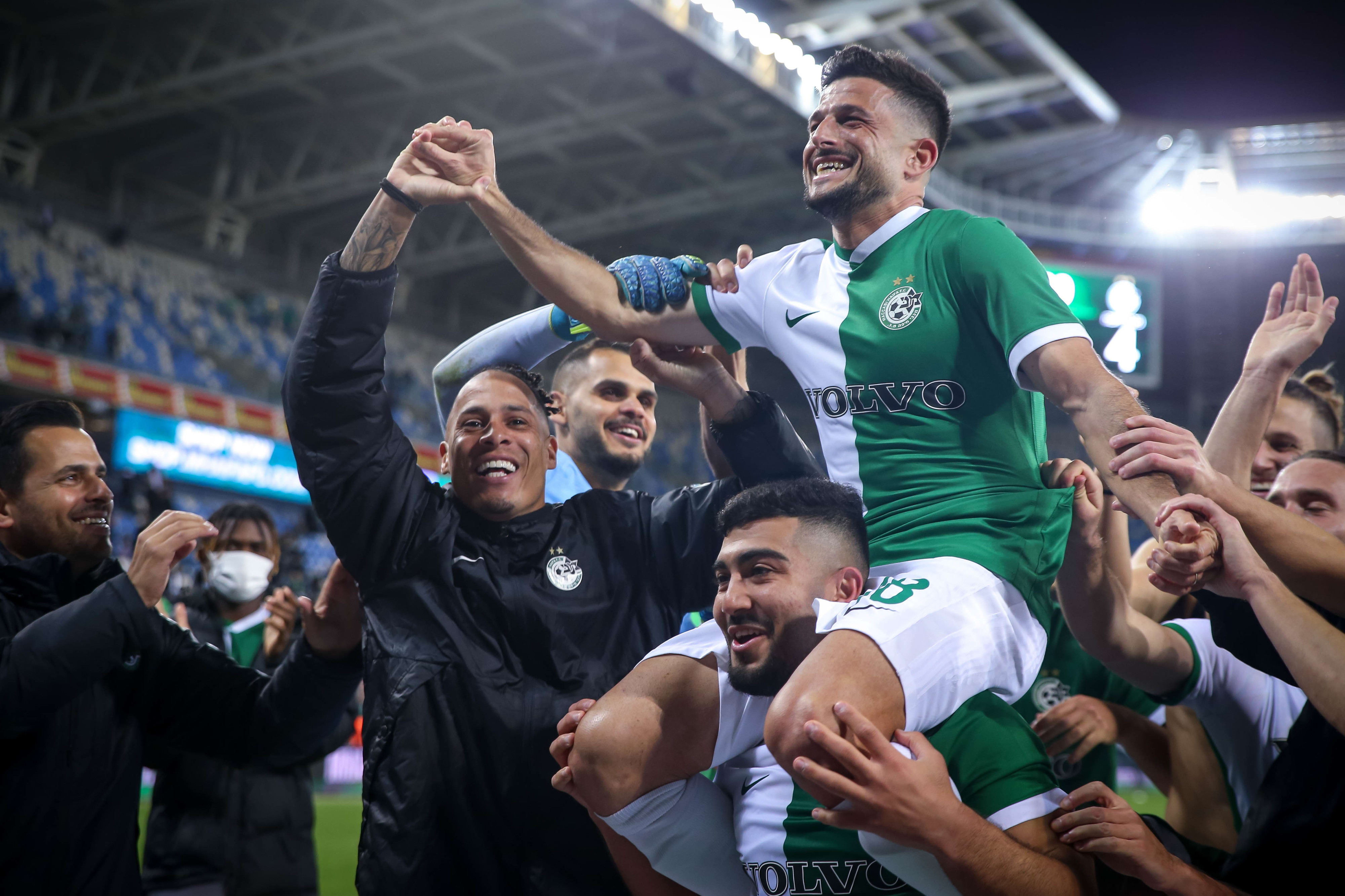 שחקני מכבי חיפה מרימים את יובל אשכנזי