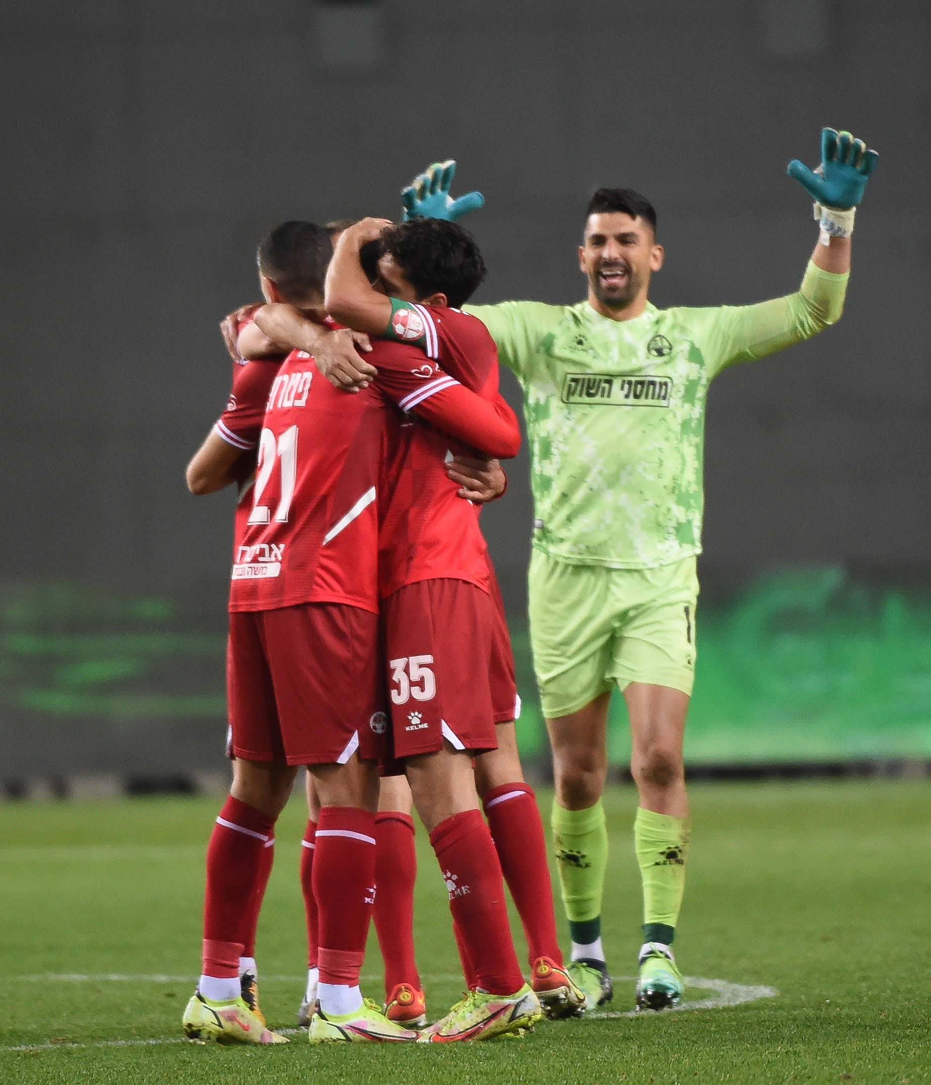 אריאל הרוש חוגג עם שחקני הפועל באר שבע