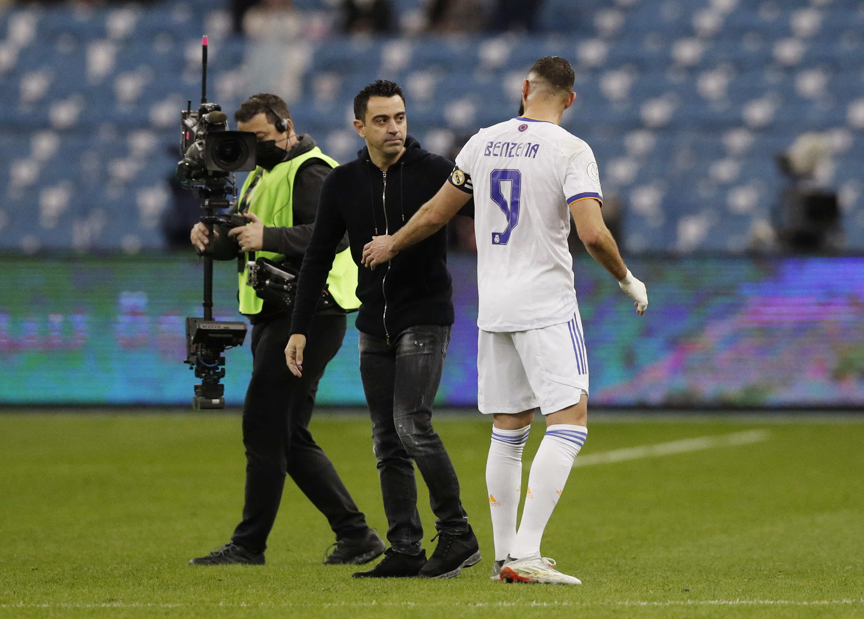 חלוץ ריאל מדריד קארים בנזמה לצד מאמן ברצלונה צ'אבי אחרי הקלאסיקו