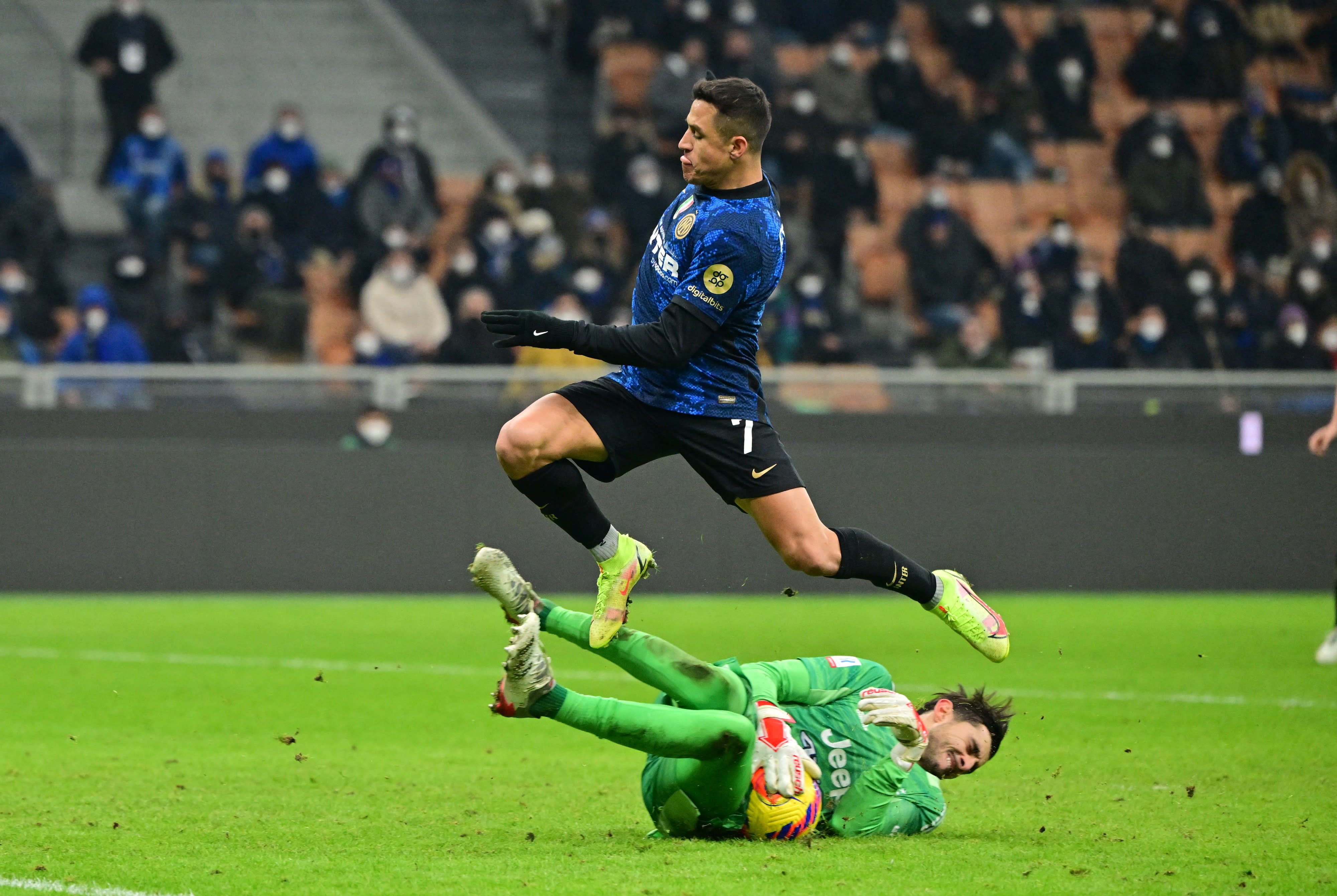 אלכסיס סאנצ'ס שחקן אינטר מול מתיאה פרין שוער יובנטוס