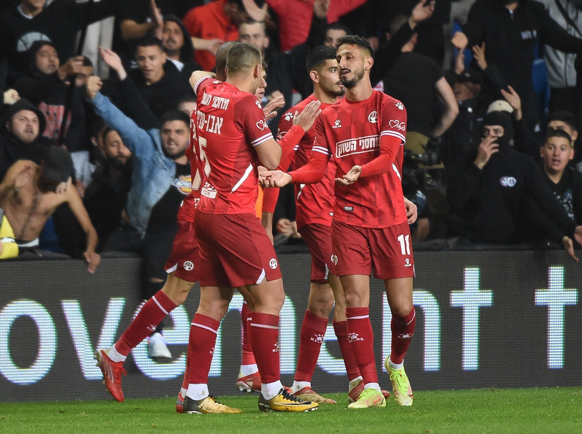 שחקני הפועל באר שבע חוגגים עם שגיב יחזקאל