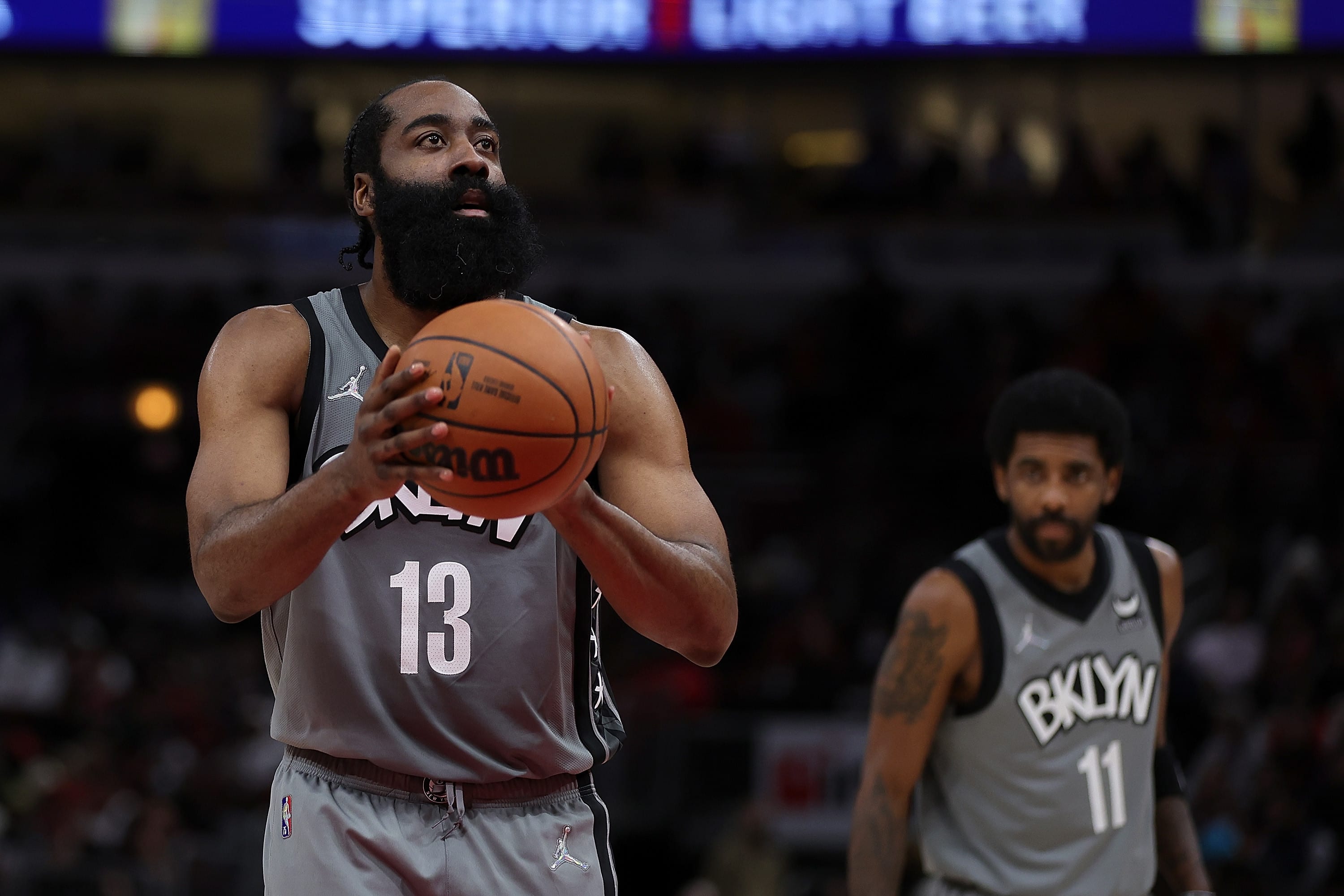 שחקן ברוקלין נטס ג'יימס הארדן, כשמאחוריו קיירי אירווינג