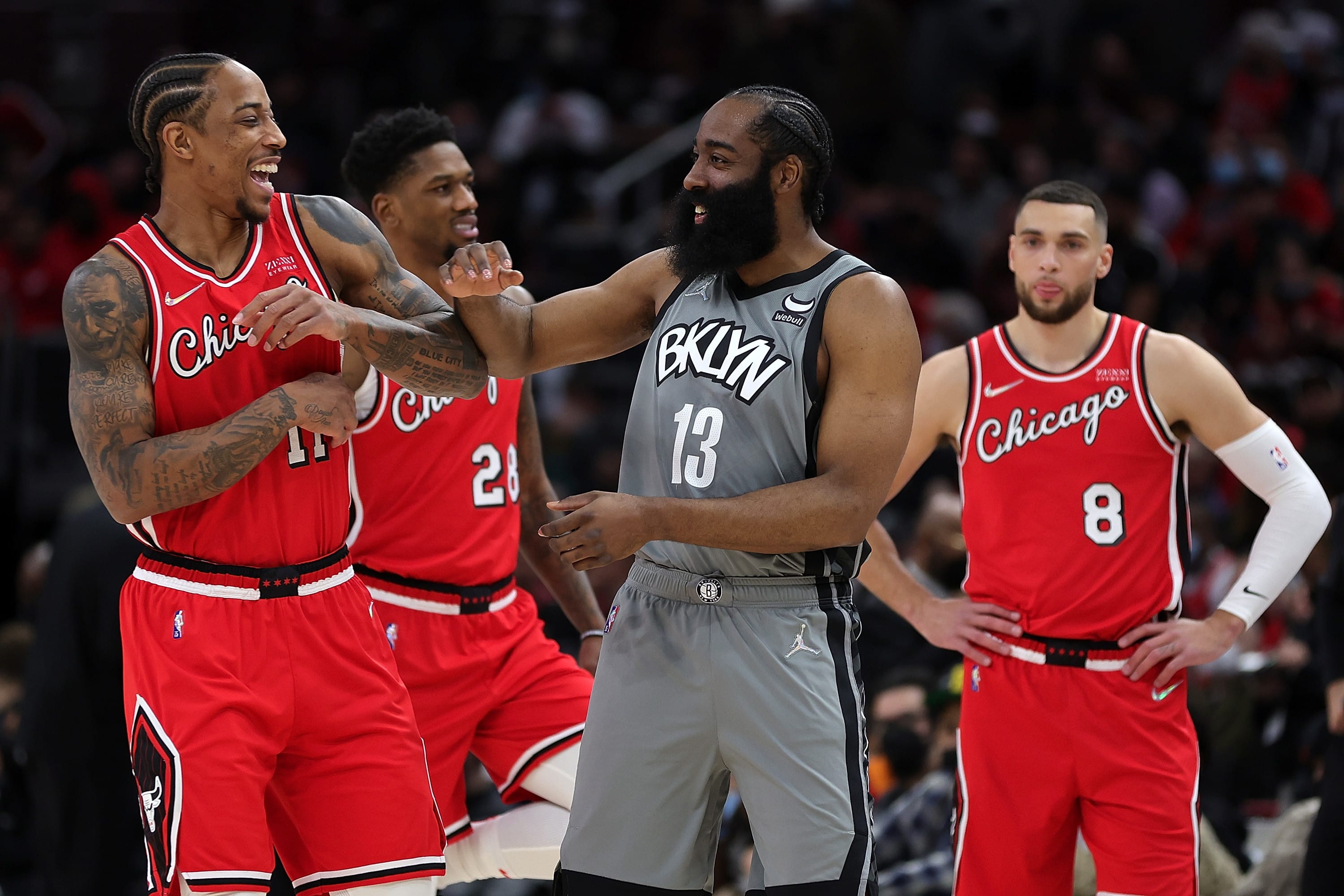 שחקן ברוקלין נטס ג'יימס הארדן, לצד דמאר דרוזן משיקגו בולס