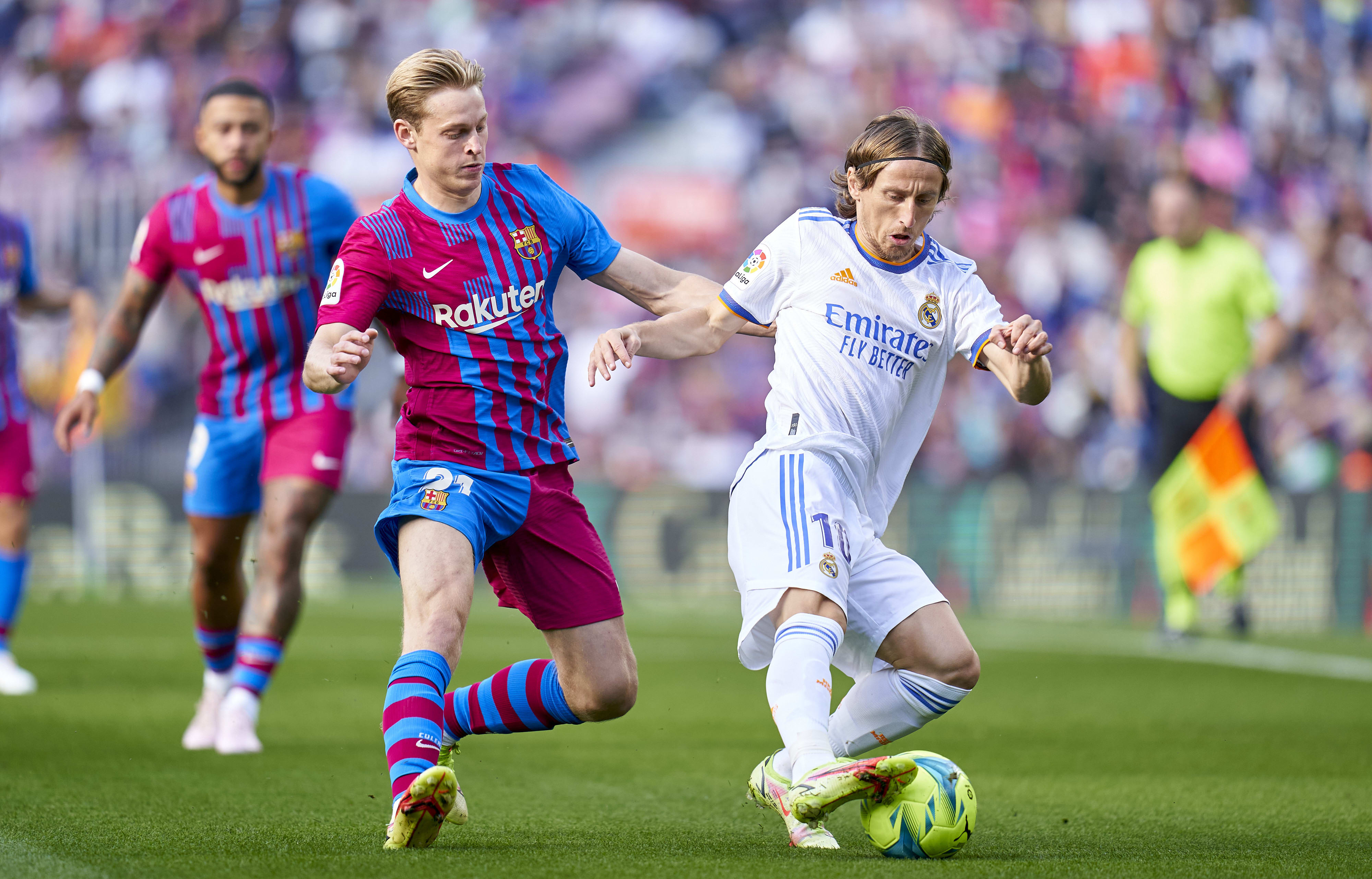 פרנקי דה יונג שחקן ברצלונה מול לוקה מודריץ' שחקן ריאל מדריד