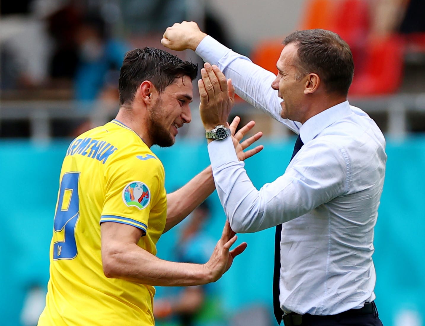 רומן יארמצ'וק שחקן נבחרת אוקראינה עם אנדריי שבצ'נקו