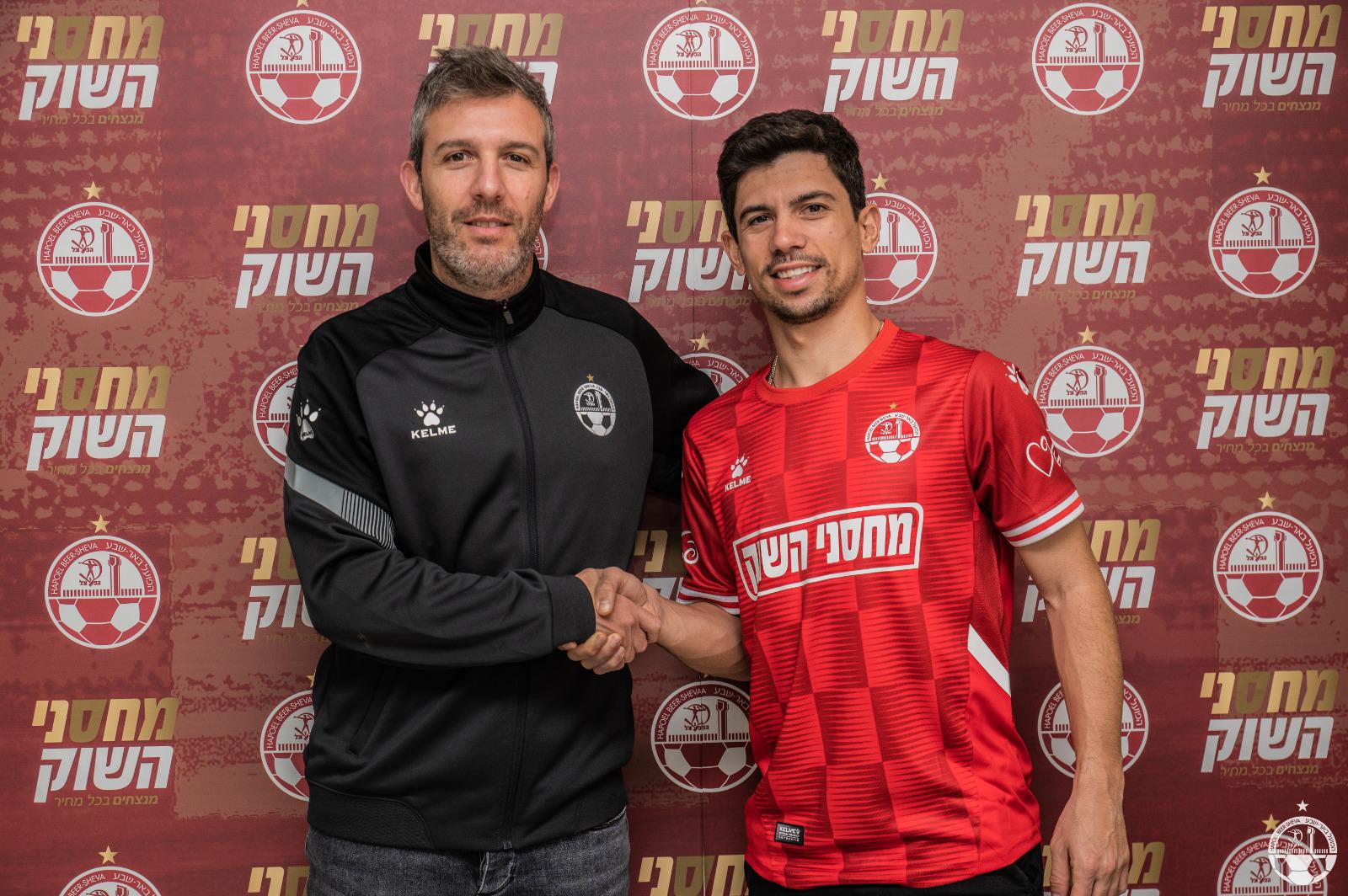 אנדרה מרטינס במעמד החתימה, הפועל  באר שבע